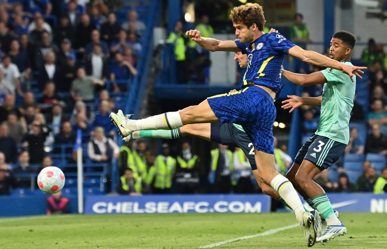 މާކޮސް އޮލޮންސޯ ޗެލްސީ އަށް އެއްވަރުކުރި ލަނޑު ޖަހަނީ.-- ފޮޓޯ: އޭއެފްޕީ