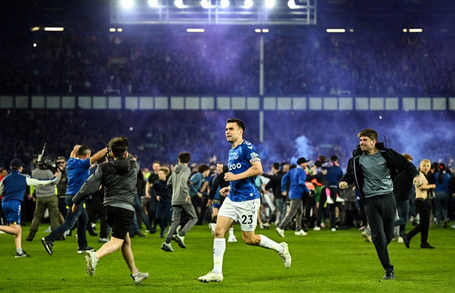 ރެލިގޭޝަނުން ސަލާމަތްވުމުން މެޗު ނިމުމާ އެކު އެވަޓަންގެ ސީމަސް ކޯލްމަން އަދި ސަޕޯޓަރުން ދަނޑުމަތީގައި އުފާފާޅުކުރަނީ.-- ފޮޓޯ: އޭއެފްޕީ