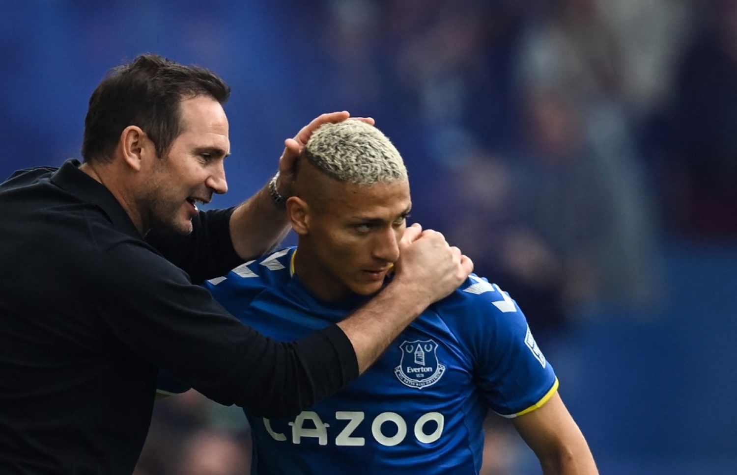 ރިޗާލިސަން އެއްވަރުކޮށްދިން ލަނޑު ޖެހުމަށް ފަހު ކޯޗު ލަމްޕާޑާ އެކު.-- ފޮޓޯ: އޭއެފްޕީ