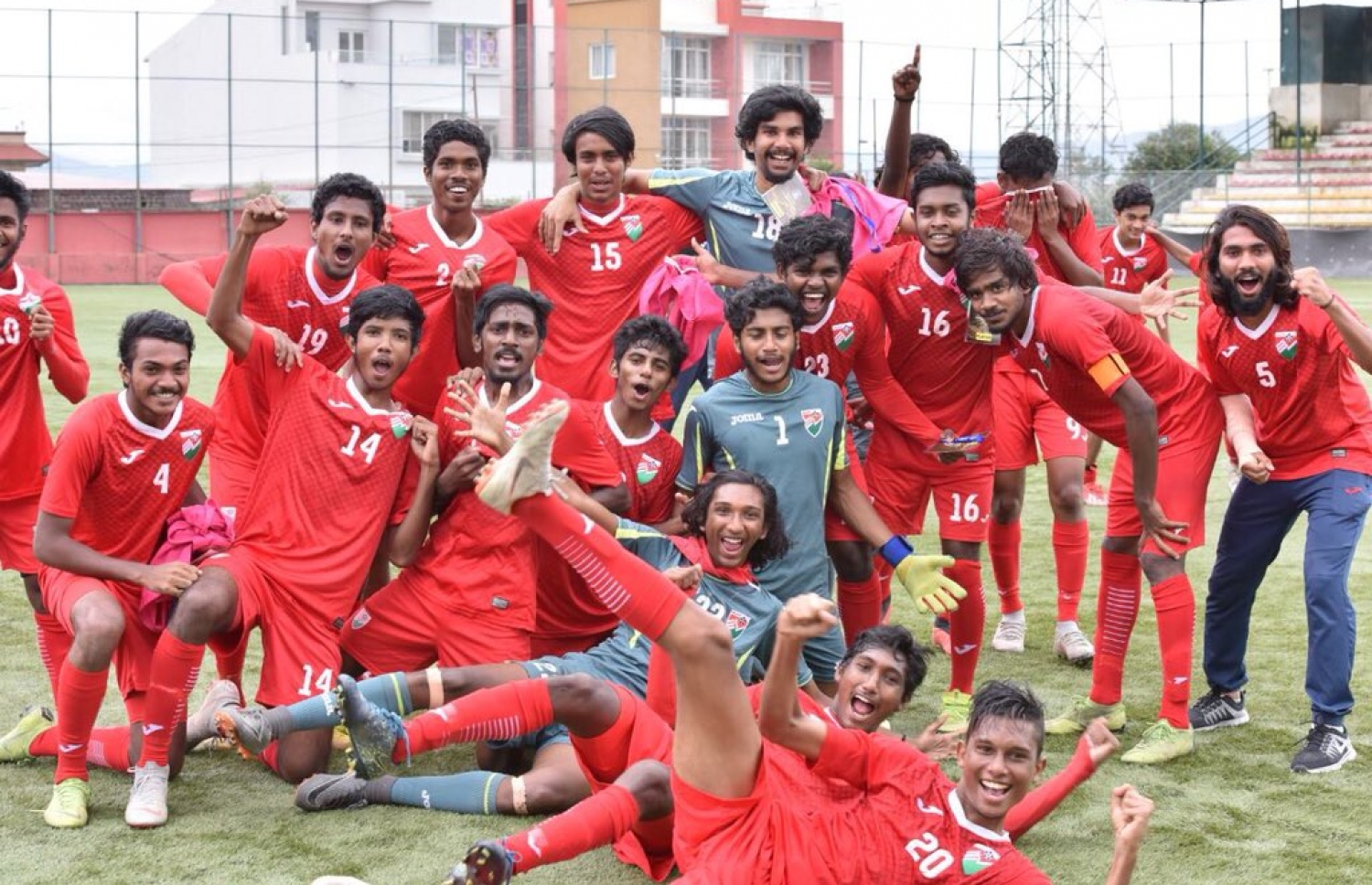 2018 ވަނަ އަހަރުގެ ތިންވަނަ ހޮވި މެޗު ކާމިޔާބު ކުރުމަށް ފަހު ރާއްޖޭގެ ޒުވާން ޓީމު އުފާފާޅުކުރަނީ.-- ފައިލް ފޮޓޯ: ފާއިދު އިބްރާހިމް/ އެފްއޭއެމް