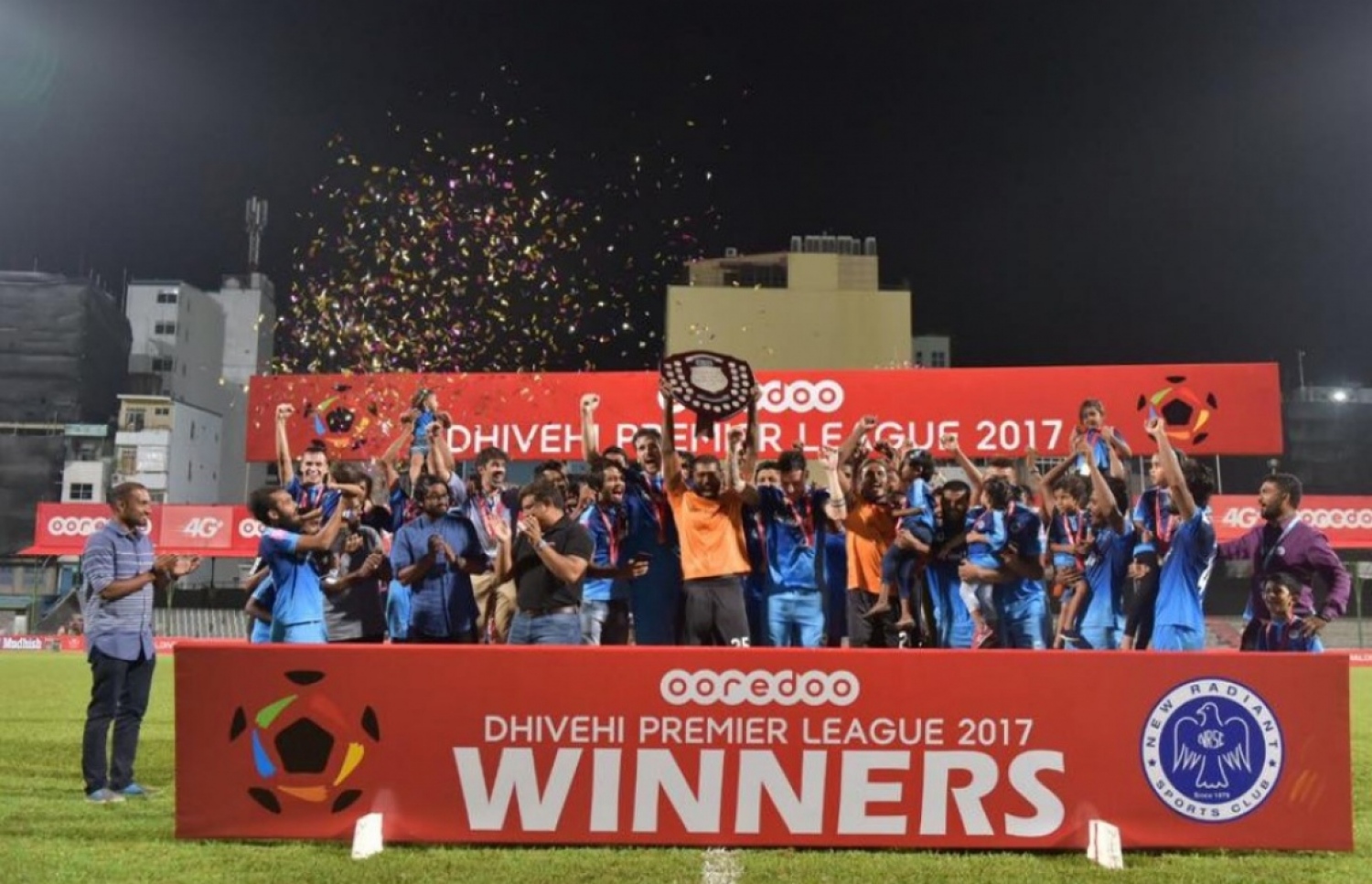 ނިއުއިން އެންމެ ފަހުން ދިވެހި ލީގު ކާމިޔާބުކުރި ސީޒަންގައި އެކްލަބްގެ ކުޅުންތެރިން ލީގު ޓޮފީ އުފުލާލަނީ: ދެވަނަ ޑިވިޝަން ފުޓްބޯޅަ މުބާރާތުގެ ކުރިން ސަސްޕެންޝަން ފިލުވާލެވިއްޖެނަމަ އެމުބާރަތުގައި ނިއު އަށް ވާދަކުރެވޭނެ --- ފައިލް ފޮޓޯ