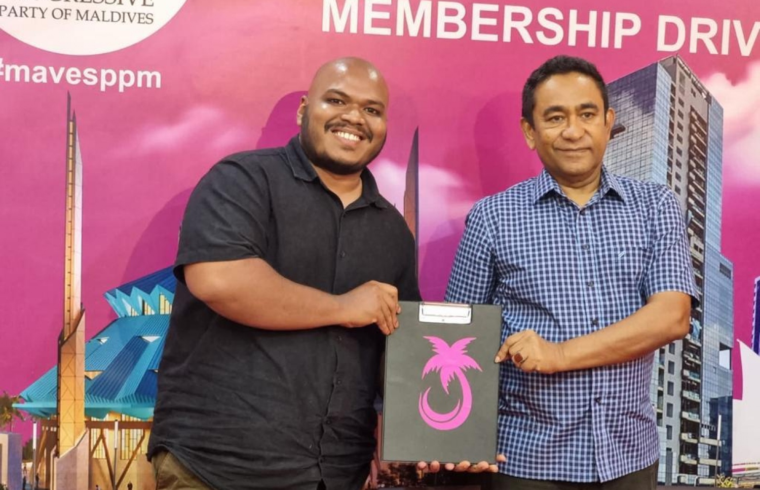 ޕީޕީއެމަށް މިރޭ ސޮއިިކުރެއްވި މީހެއްގެ ފޯމާ، އެ ޕާޓީގެ ރައީސް ޔާމީން ހަވާލުވެވަޑައިގަންނަވަނީ.---ފޮޓޯ: ޕީޕީއެމް