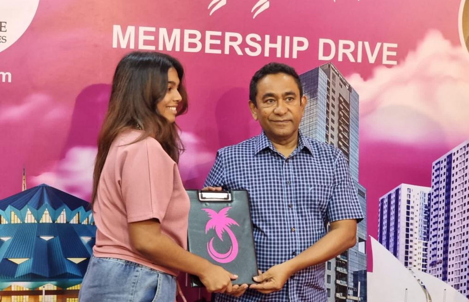 ޕީޕީއެމަށް މިރޭ ސޮއިިކުރެއްވި މީހެއްގެ ފޯމާ، އެ ޕާޓީގެ ރައީސް ޔާމީން ހަވާލުވެވަޑައިގަންނަވަނީ.---ފޮޓޯ: ޕީޕީއެމް