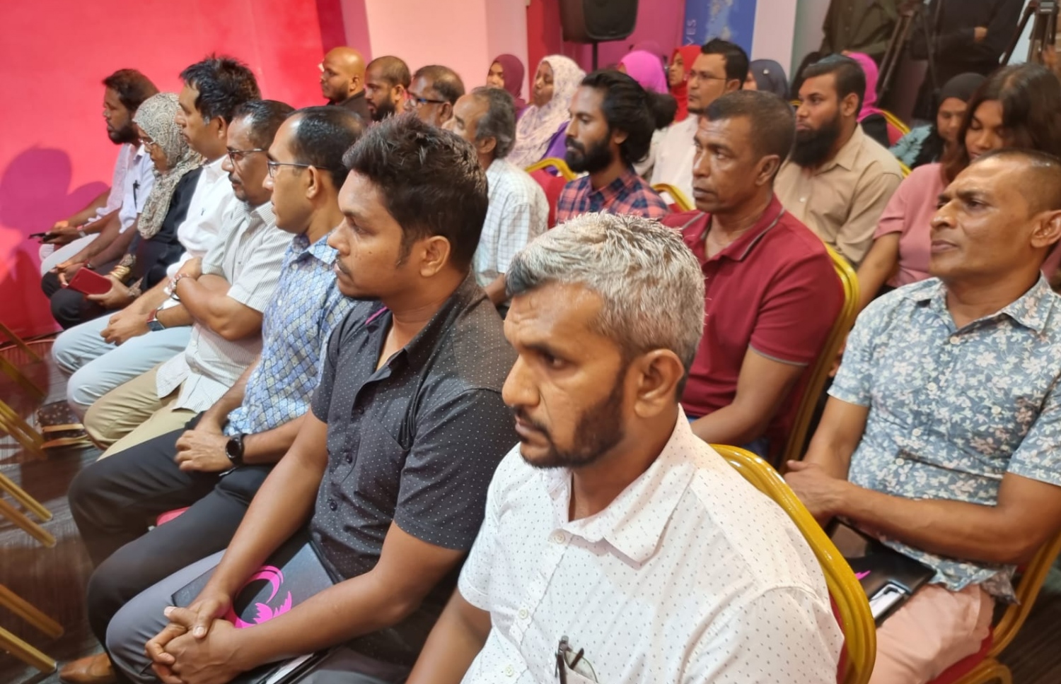 ޕީޕީއެމަށް މިރޭ ސޮއިކުރި ބައެއް މީހުން، އެ ޕާޓީގެ ބައެއް އިސްބޭފުޅުންނާއެކު.---ފޮޓޯ: ޕީޕީއެމް