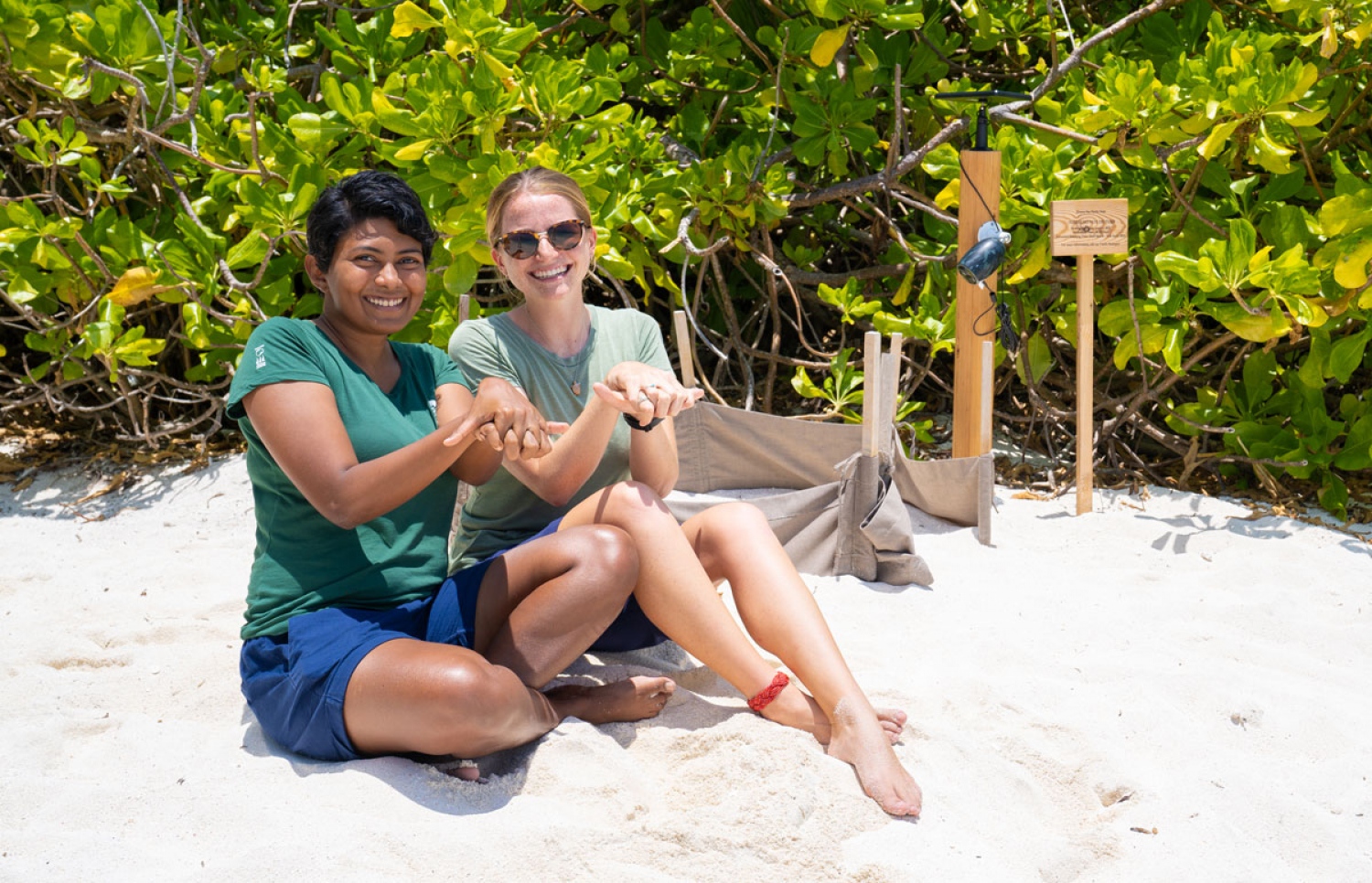 އިޝާ، އޯއާރްޕީ ލާމުގެ ކުރީގެ ސީޓާޓުލް ބަޔޮލޮޖިސްޓް ޖޯ ގުޑްފެލޯއާ އެކު -- ފޮޓޯ: ލިއޭނާ ކްރައުލީ