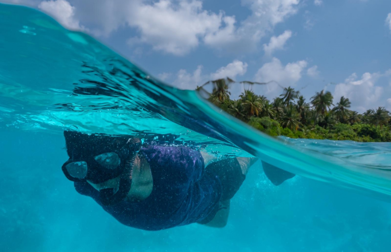 އިޝާ އދ. ދިގުރަށު މޫދުގައި ސްނޯކުލް ކުރަނީ: އޭނާ އަކީ ފުރަތަމަ ދިވެހި ސީޓާޓުލް ބަޔޮލޮޖިސްޓް -- ފޮޓޯ: ލުވިސް ޖެފްރީސް