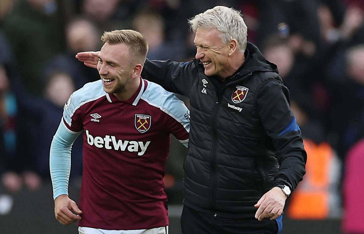 ޔުނައިޓެޑަށް ކުރިން ކޯޗު ކޮށްދިން، މިހާރު ވެސްޓް ހޭމްގެ ކޯޗު ޑޭވިޑް މޮޔެސް އާއި އެ ޓީމުގެ ފޯވާޑް ޖަރޯޑް ބޯވެން. ބޯވެން ވަނީ 35 މެޗުން 12 ލަނޑު ޖަހައި، 10 ލަނޑު އެސިސްޓް ކޮށްދީފައި.--