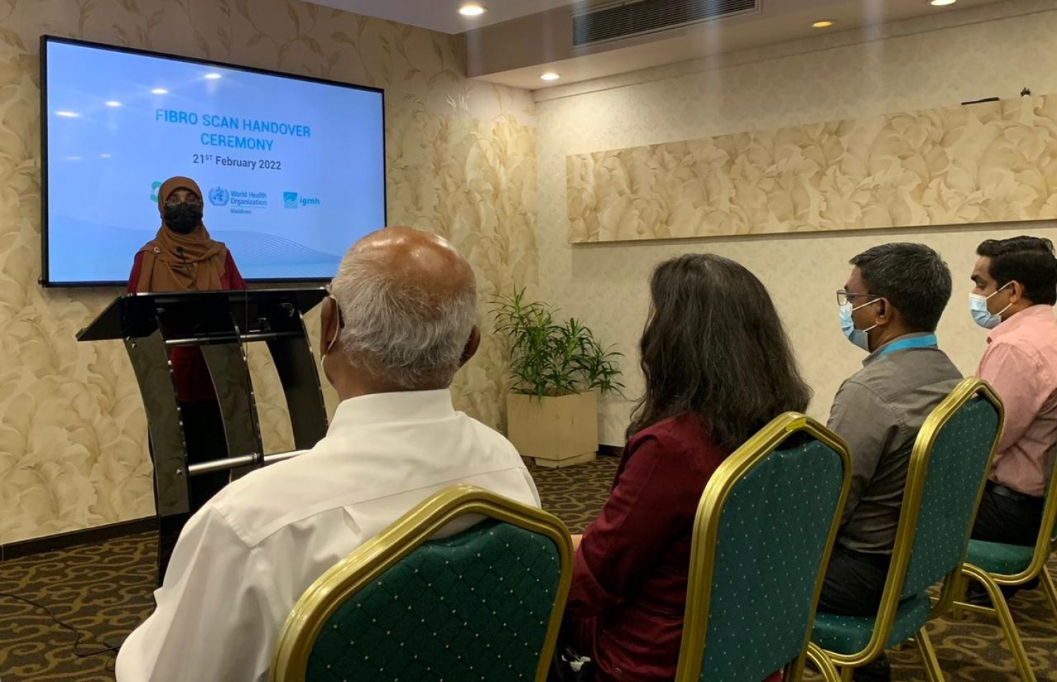 ފުރަމޭގެ މައްސަލަ ތަކުގައި ލަކުނު އުފެދޭ މިންވަރު ދެނެގަތުމަށް ހަދާ ސްކޭން މެޝިނެއް ރާއްޖެއަށް ހަދިޔާކުރަން މިދިޔަ ފެބްރުއަރީ ބޭއްވި ރަސްމިއްޔާތުގައި، ޑިރެކްޓާ ޖެނެރަލް އޮފް ޕަބްލިކް ހެލްތު މައިމޫނާ ވާހަކަދައްކަވަނީ..-- ފޮޓޯ: ޑަބްލިއުއެޗްއޯ މޯލްޑިވްސް