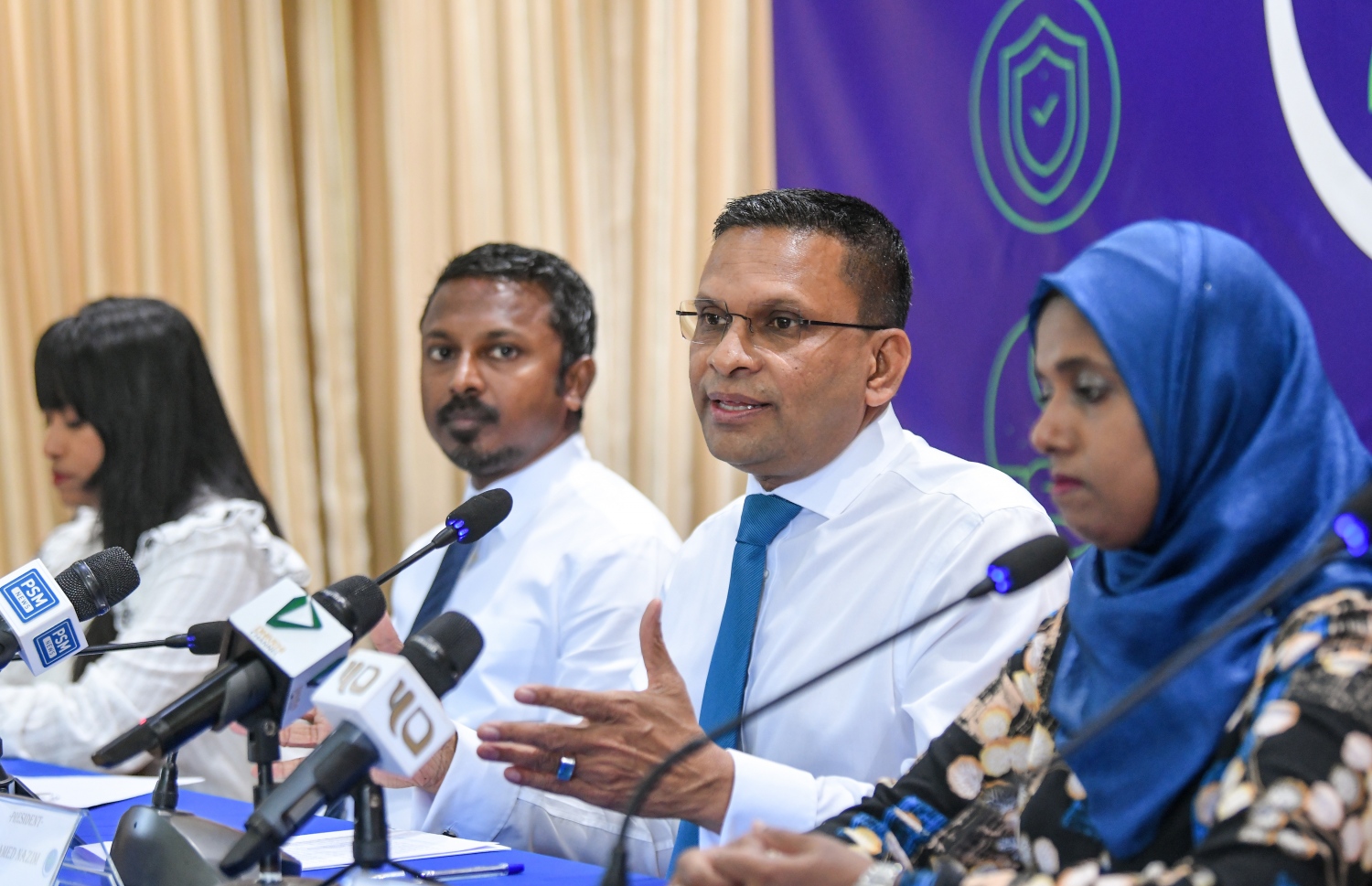 އެމްއެންޕީން މިއަދު ބޭއްވި މީޑިއާ ބްރީފިންގައި ނާޒިމް ވާހަކަ ދައްކަވާއިރު، އެ ޕާޓީގެ އެހެން ބައެއް ވެރިން އަޑުއައްސަވަނީ.---ފޮޓޯ: ފަޔާޒު މޫސާ| މިހާރު