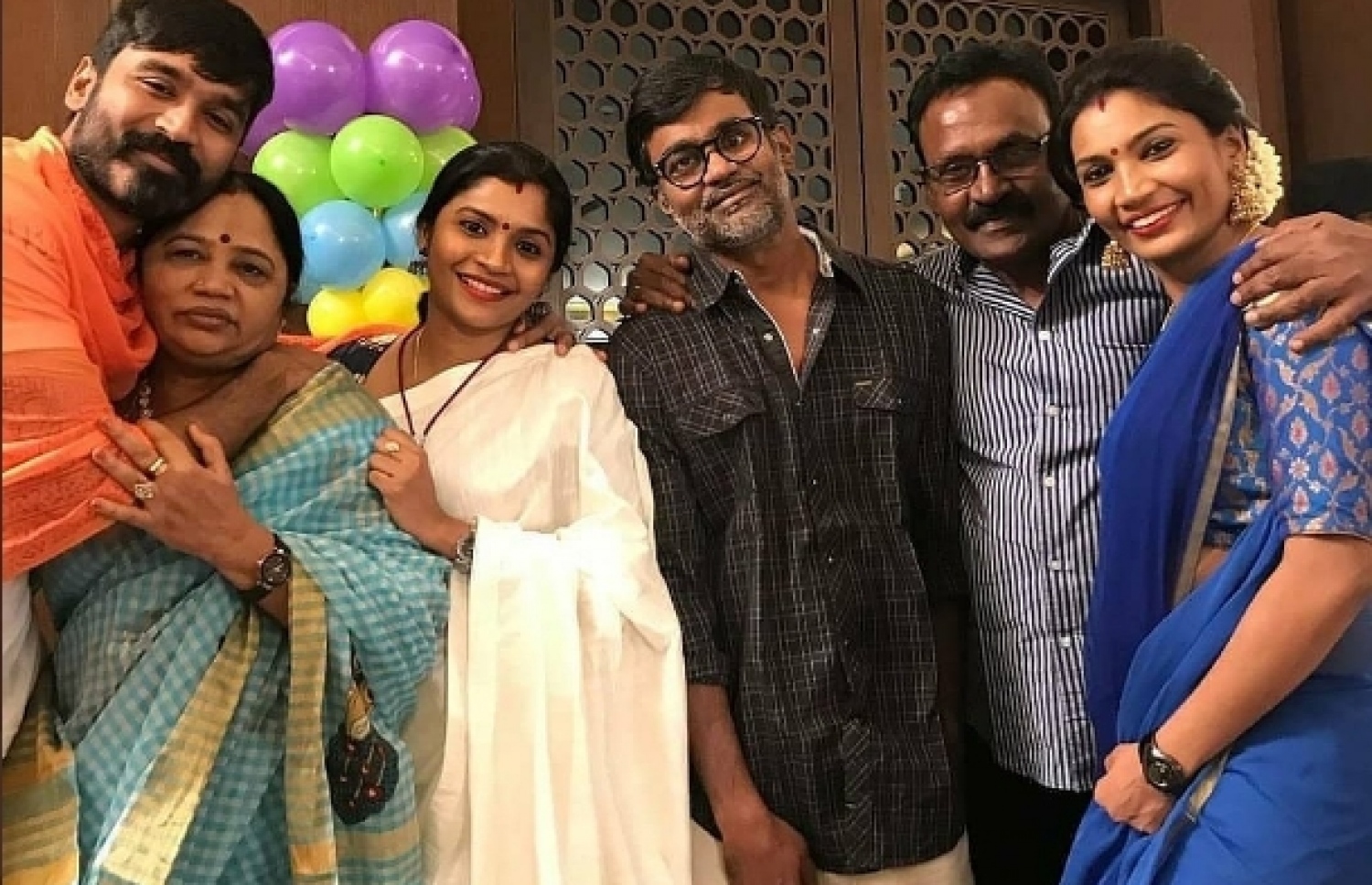 ދަނުޝް އާއި އޭނާގެ އާއިލާގެ މެމްބަރުން.