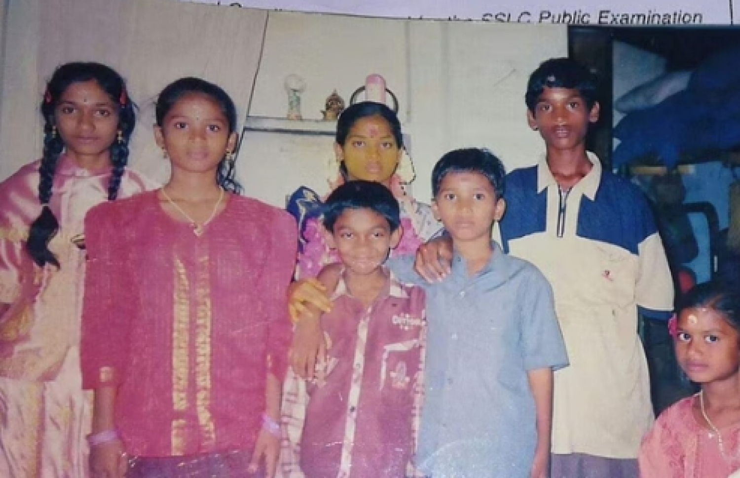 އެ ދެމަފިރިން ބުނާ ގޮތުގައި ދަނުޝް ހުރީ ނޫކުލައިގެ ގަމީހުގައި.