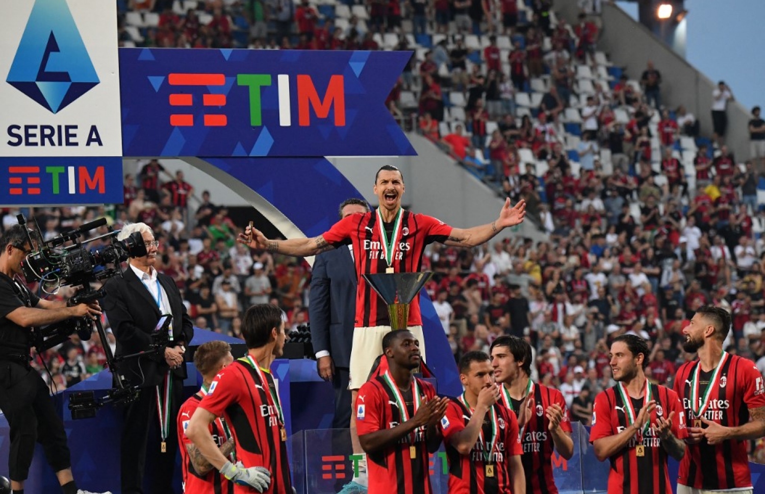 އިބްރަހިމޮވިޗާއި އޭސީ މިލާން ޓީމަށް ލީގް ޗެމްޕިއަނުންނަށް ދޭ ރަން މެޑަލް ހަވާލުކުރުމުގެ ތެރެއިން.-- ފޮޓޯ: އޭއެފްޕީ