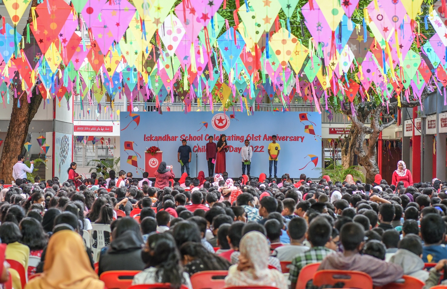 މާލެ- މޭ 23، 2022: އިސްކަންދަރު ސްކޫލުގެ 61 ވަނަ އަހަރީ ދުވާހާއި އެއްކޮށް ކުޑަކުދިންގެ ދުވަސް ފާހަގަކުރުމަށް އެ ސްކޫލުގެ ޕްލޭ ގްރައުންޑްގައި ބޭއްވި ހާއްސަ އެސެމްބްލީ، މި އެސެމްބްލީގައި ދަރިވަރުންގެ ފަރާތުން ވަނީ ގިނަ ހަރަކާތްތަކެއް ހުށަހައިދީފައި--. ފޮޓޯ: ނިޝާން އަލީ /މިހާރު