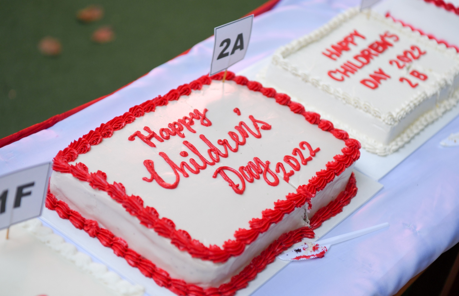 މާލެ- މޭ 23، 2022: އިސްކަންދަރު ސްކޫލުގެ 61 ވަނަ އަހަރީ ދުވާހާއި އެއްކޮށް ކުޑަކުދިންގެ ދުވަސް ފާހަގަކުރުމަށް އެ ސްކޫލުގެ ޕްލޭ ގްރައުންޑްގައި ބޭއްވި ހާއްސަ އެސެމްބްލީގައި ކޭކު ފަޅަން ތައްޔާރުކޮށްފައި--. ފޮޓޯ: ނިޝާން އަލީ /މިހާރު