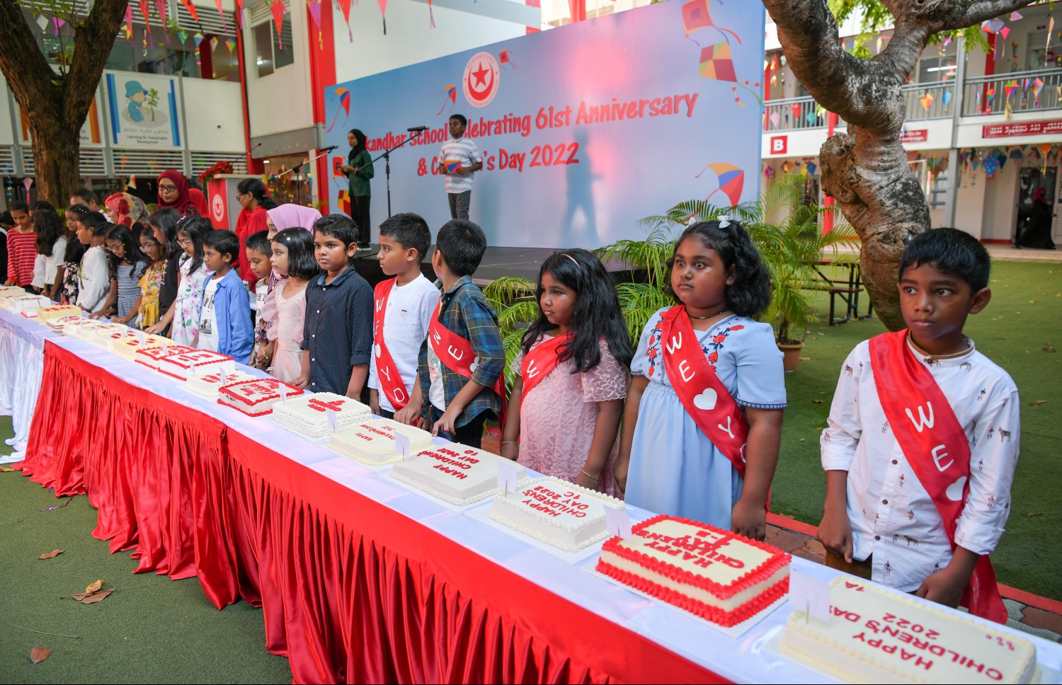 މާލެ- މޭ 23، 2022: އިސްކަންދަރު ސްކޫލުގެ 61 ވަނަ އަހަރީ ދުވާހާއި އެއްކޮށް ކުޑަކުދިންގެ ދުވަސް ފާހަގަކުރުމަށް އެ ސްކޫލުގެ ޕްލޭ ގްރައުންޑްގައި ބޭއްވި ހާއްސަ އެސެމްބްލީގައި އެ ސްކޫލްގެ ދަރިވަރުން ކޭކު ފަޅަނީ--. ފޮޓޯ: ނިޝާން އަލީ /މިހާރު