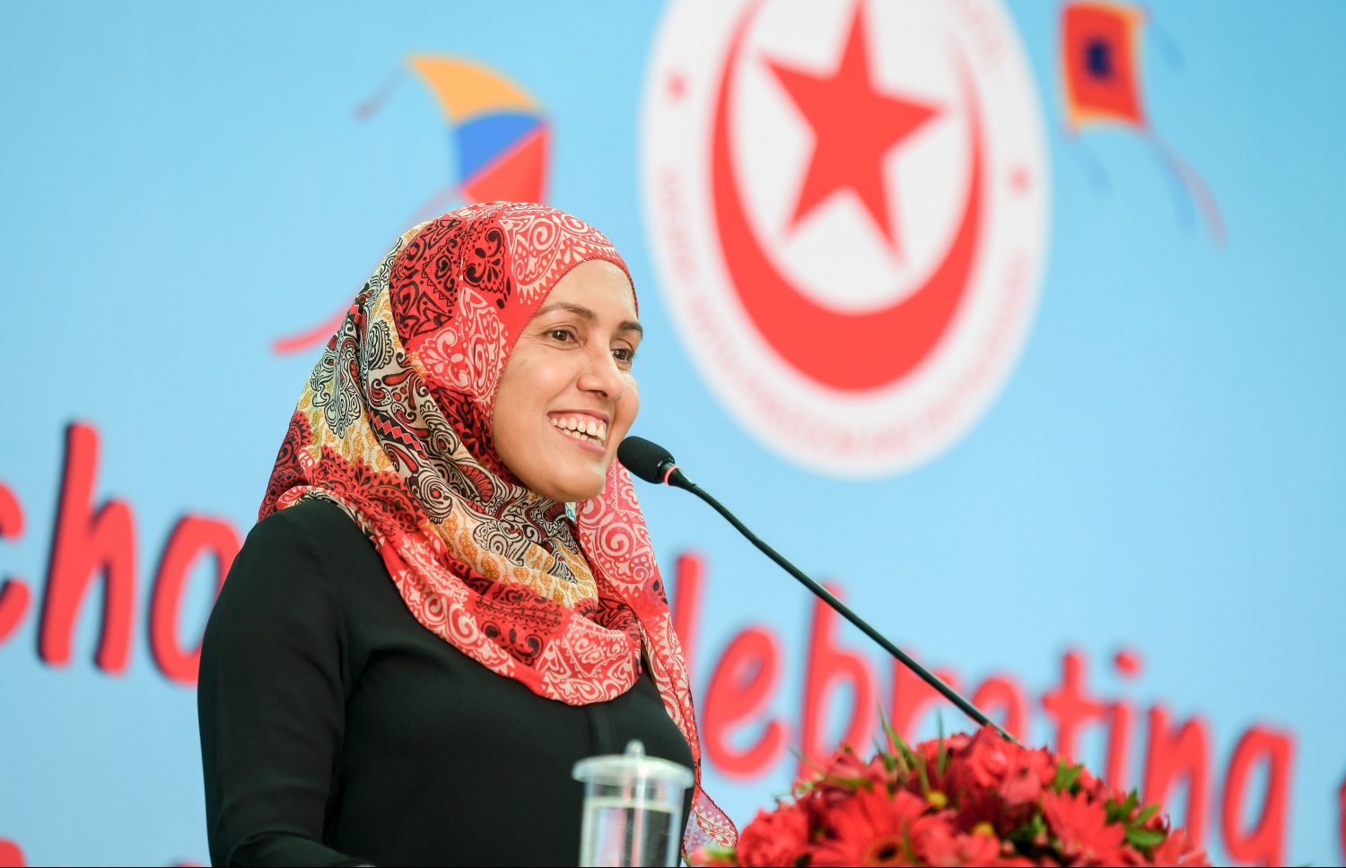 މާލެ- މޭ 23، 2022: އިސްކަންދަރު ސްކޫލުގެ 61 ވަނަ އަހަރީ ދުވާހާއި އެއްކޮށް ކުޑަކުދިންގެ ދުވަސް ފާހަގަކުރުމަށް އެ ސްކޫލުގެ ޕްލޭ ގްރައުންޑްގައި ބޭއްވި ހާއްސަ އެސެމްބްލީގައި އެޑިއުކޭޝަން މިނިސްޓްރީގެ ސްޓޭޓް މިނިސްޓަރު އައިޝަތު އާތިޔާ ވާހަކަ ދައްކަވަނީ--. ފޮޓޯ: ނިޝާން އަލީ /މިހާރު