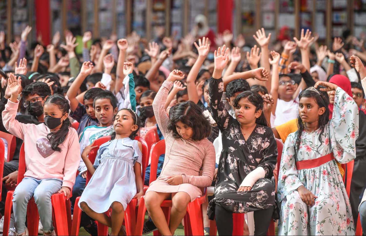 މާލެ- މޭ 23، 2022: އިސްކަންދަރު ސްކޫލުގެ 61 ވަނަ އަހަރީ ދުވާހާއި އެއްކޮށް ކުޑަކުދިންގެ ދުވަސް ފާހަގަކުރުމަށް އެ ސްކޫލުގެ ޕްލޭ ގްރައުންޑްގައި ބޭއްވި ހާއްސަ އެސެމްބްލީގައި އެ ސްކޫލްގެ ދަރިވަރުން ބައިވެރިވަނީ--. ފޮޓޯ: ނިޝާން އަލީ /މިހާރު