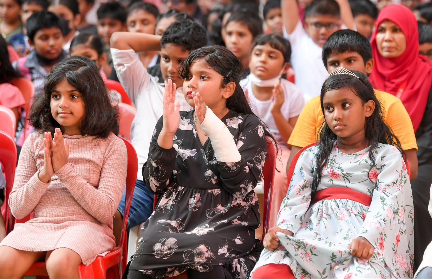 މާލެ- މޭ 23، 2022: އިސްކަންދަރު ސްކޫލުގެ 61 ވަނަ އަހަރީ ދުވާހާއި އެއްކޮށް ކުޑަކުދިންގެ ދުވަސް ފާހަގަކުރުމަށް އެ ސްކޫލުގެ ޕްލޭ ގްރައުންޑްގައި ބޭއްވި ހާއްސަ އެސެމްބްލީގައި އެ ސްކޫލްގެ ދަރިވަރުން ބައިވެރިވަނީ--. ފޮޓޯ: ނިޝާން އަލީ /މިހާރު