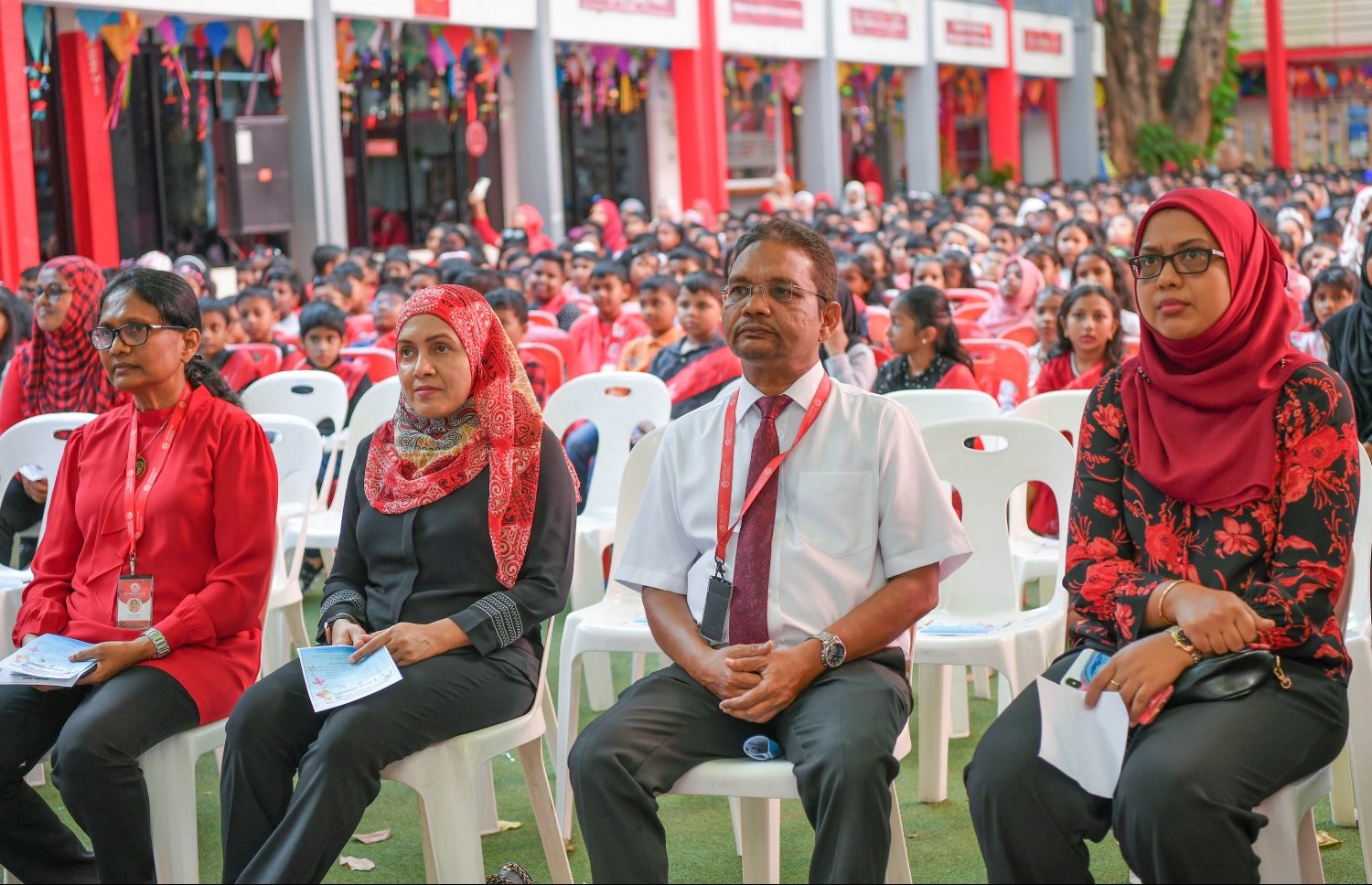 މާލެ- މޭ 23، 2022: އިސްކަންދަރު ސްކޫލުގެ 61 ވަނަ އަހަރީ ދުވާހާއި އެއްކޮށް ކުޑަކުދިންގެ ދުވަސް ފާހަގަކުރުމަށް އެ ސްކޫލުގެ ޕްލޭ ގްރައުންޑްގައި ބޭއްވި ހާއްސަ އެސެމްބްލީގައި އެ ސްކޫލުގެ ޕްރިންސިޕަލާއި ޓީޗަރުން ބައިވެރިވަނީ، މި އެސެމްބްލީގައި ދަރިވަރުންގެ ފަރާތުން ވަނީ ގިނަ ހަރަކާތްތަކެއް ހުށަހައިދީފައި--. ފޮޓޯ: ނިޝާން އަލީ /މިހާރު