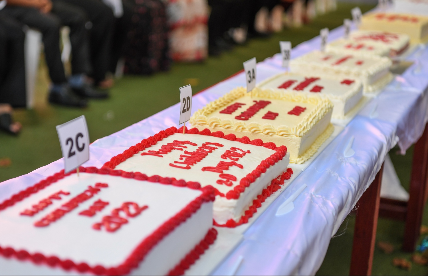 މާލެ- މޭ 23، 2022: އިސްކަންދަރު ސްކޫލުގެ 61 ވަނަ އަހަރީ ދުވާހާއި އެއްކޮށް ކުޑަކުދިންގެ ދުވަސް ފާހަގަކުރުމަށް އެ ސްކޫލުގެ ޕްލޭ ގްރައުންޑްގައި ބޭއްވި ހާއްސަ އެސެމްބްލީގައި ކޭކު ފަޅަން ތައްޔާރުކޮށްފައި--. ފޮޓޯ: ނިޝާން އަލީ /މިހާރު