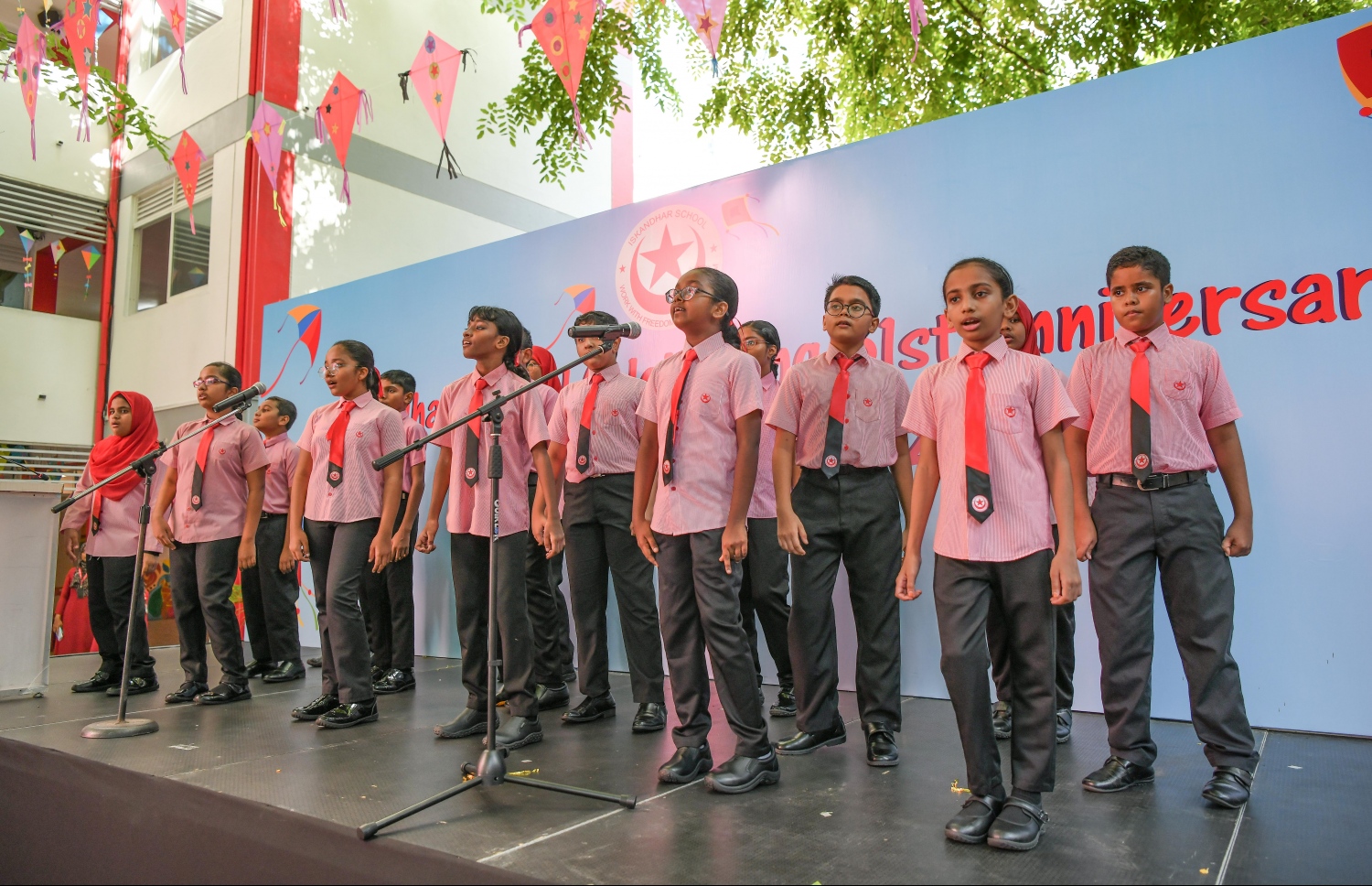 މާލެ- މޭ 23، 2022: އިސްކަންދަރު ސްކޫލުގެ 61 ވަނަ އަހަރީ ދުވާހާއި އެއްކޮށް ކުޑަކުދިންގެ ދުވަސް ފާހަގަކުރުމަށް އެ ސްކޫލުގެ ޕްލޭ ގްރައުންޑްގައި ބޭއްވި ހާއްސަ އެސެމްބްލީގައި އެ ސްކޫލްގެ ދަރިވަރުން އައިޓަމެއް ހުށަަހަޅައިދެނީ--. ފޮޓޯ: ނިޝާން އަލީ /މިހާރު