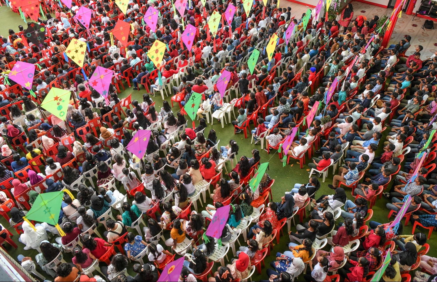 މާލެ- މޭ 23، 2022: އިސްކަންދަރު ސްކޫލުގެ 61 ވަނަ އަހަރީ ދުވާހާއި އެއްކޮށް ކުޑަކުދިންގެ ދުވަސް ފާހަގަކުރުމަށް އެ ސްކޫލުގެ ޕްލޭ ގްރައުންޑްގައި ބޭއްވި ހާއްސަ އެސެމްބްލީގައި އެ ސްކޫލްގެ ދަރިވަރުން ބައިވެރިވަނީ--. ފޮޓޯ: ނިޝާން އަލީ /މިހާރު