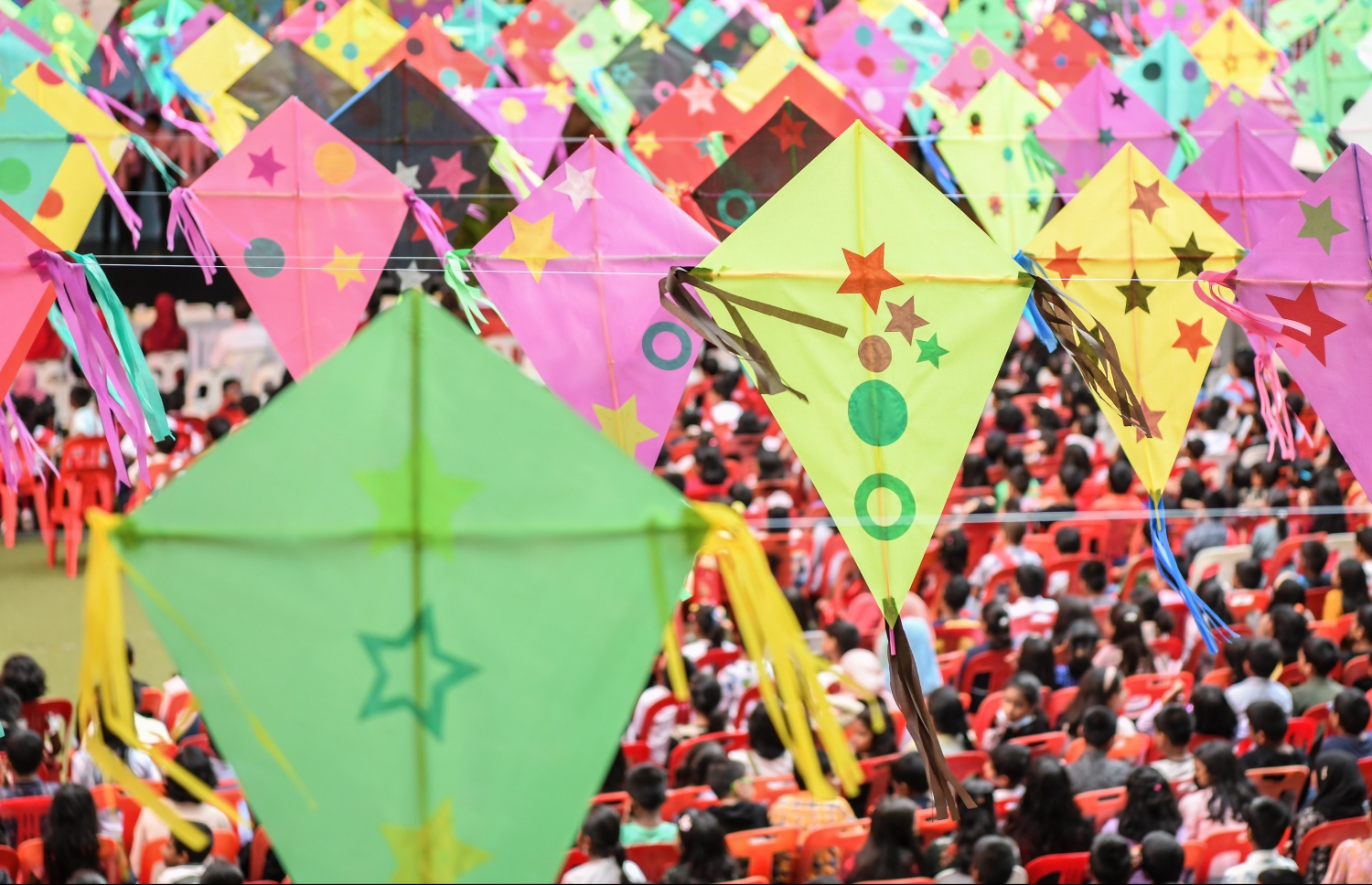 މާލެ- މޭ 23، 2022: އިސްކަންދަރު ސްކޫލުގެ 61 ވަނަ އަހަރީ ދުވާހާއި އެއްކޮށް ކުޑަކުދިންގެ ދުވަސް ފާހަގަކުރުމަށް އެ ސްކޫލުގެ ޕްލޭ ގްރައުންޑްގައި ޒީނަތްތެރިކޮށްފައި--. ފޮޓޯ: ނިޝާން އަލީ /މިހާރު