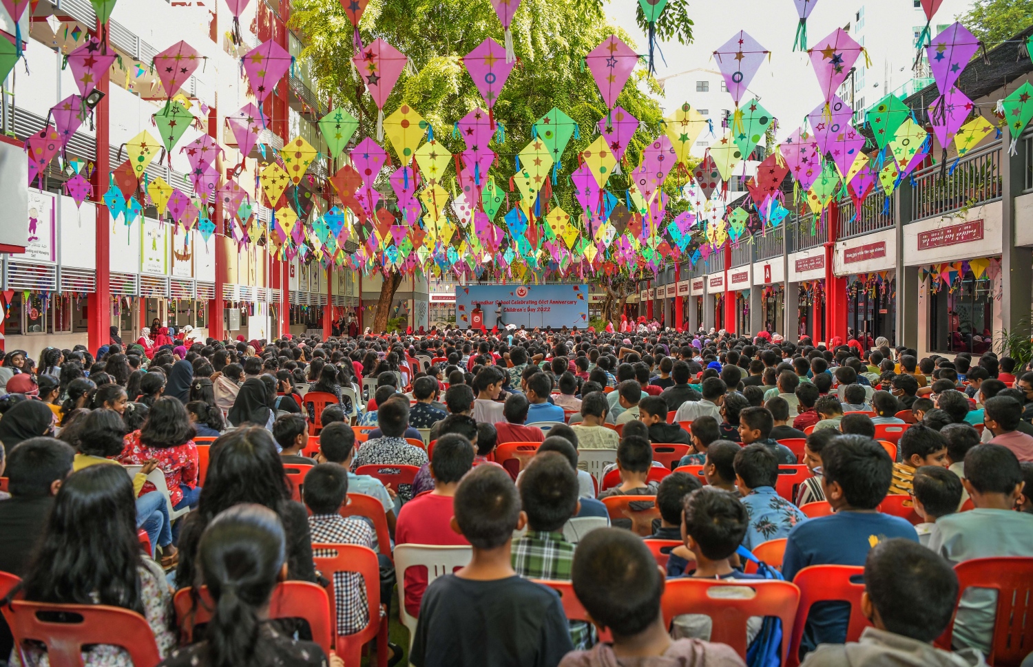 މާލެ- މޭ 23، 2022: އިސްކަންދަރު ސްކޫލުގެ 61 ވަނަ އަހަރީ ދުވާހާއި އެއްކޮށް ކުޑަކުދިންގެ ދުވަސް ފާހަގަކުރުމަށް އެ ސްކޫލުގެ ޕްލޭ ގްރައުންޑްގައި ބޭއްވި ހާއްސަ އެސެމްބްލީ، މި އެސެމްބްލީގައި ދަރިވަރުންގެ ފަރާތުން ވަނީ ގިނަ ހަރަކާތްތަކެއް ހުށަހައިދީފައި--. ފޮޓޯ: ނިޝާން އަލީ /މިހާރު