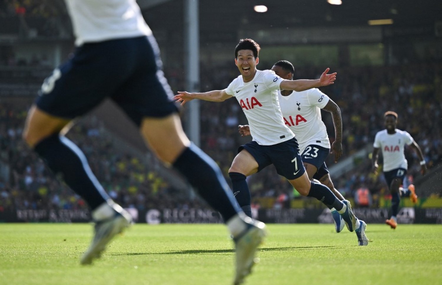 ކޮން ޓޮޓެންހަމަށް ލަނޑު ޖެހުމަށް ފަހު އުފާފާޅުކުރަނީ.-- ފޮޓޯ: އޭއެފްޕީ