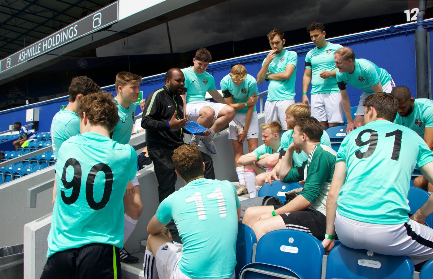 ސްޕޯޓިން ލަންޑަން އެފްސީގެ ކޯޗު އަލީ ވަހީދު ކުޅުންތެރިންނަށް އިރުޝާދު ދެނީ: އޭނާ އަކީ ރއްޖެއިން ބޭރުގައި މަސައްކަތް ކުރާ ދިވެހި ތިންވަނަ ކޯޗު