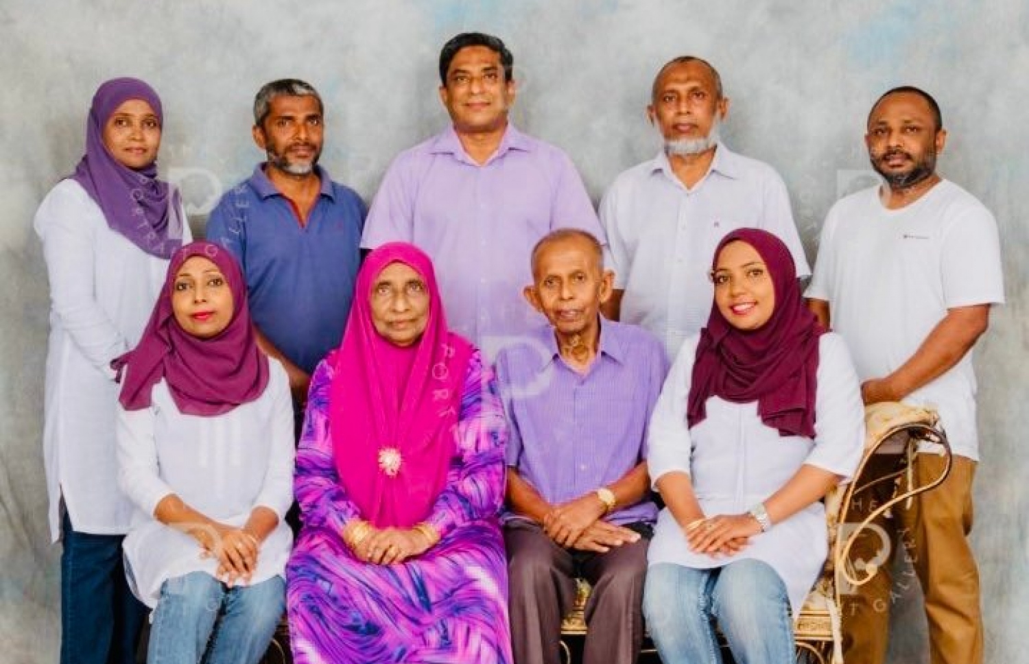 ނަޒާހަތު، އޭނާގެ މަންމައާ ބައްޕަ އަދި އާއިލާ އެންމެންނާއެކު ފޮޓޯއަކަށް ހުއްޓިލައިގެން.-