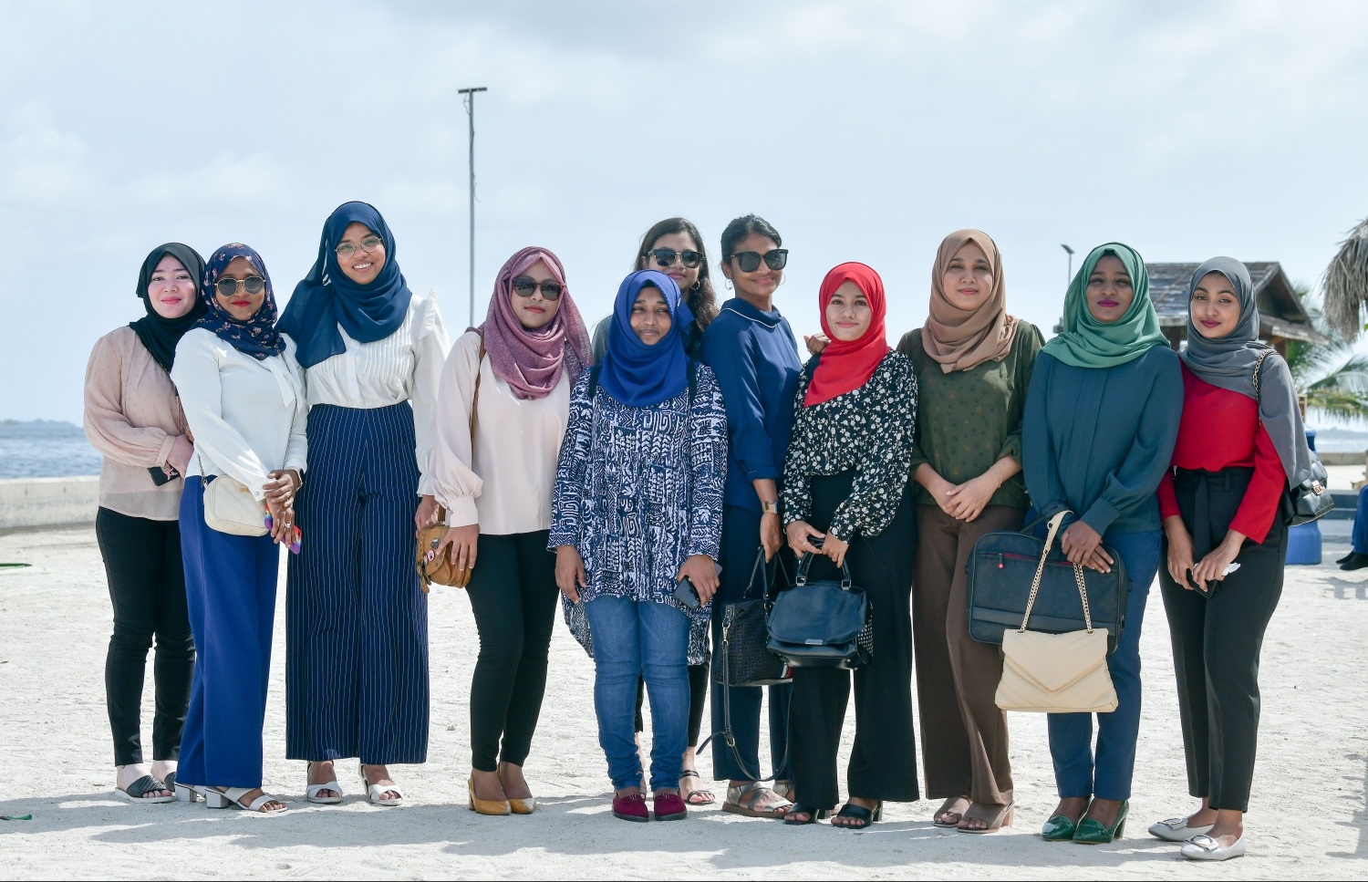 "މިހާރު"ގެ ބައެއް އަންހެން މުވައްޒަފުން މިއަދު ފޮޓޯއަކަށް ހުއްޓިގެން.--- ފޮޓޯ: ނިޝާން އަލީ | މިހާރު