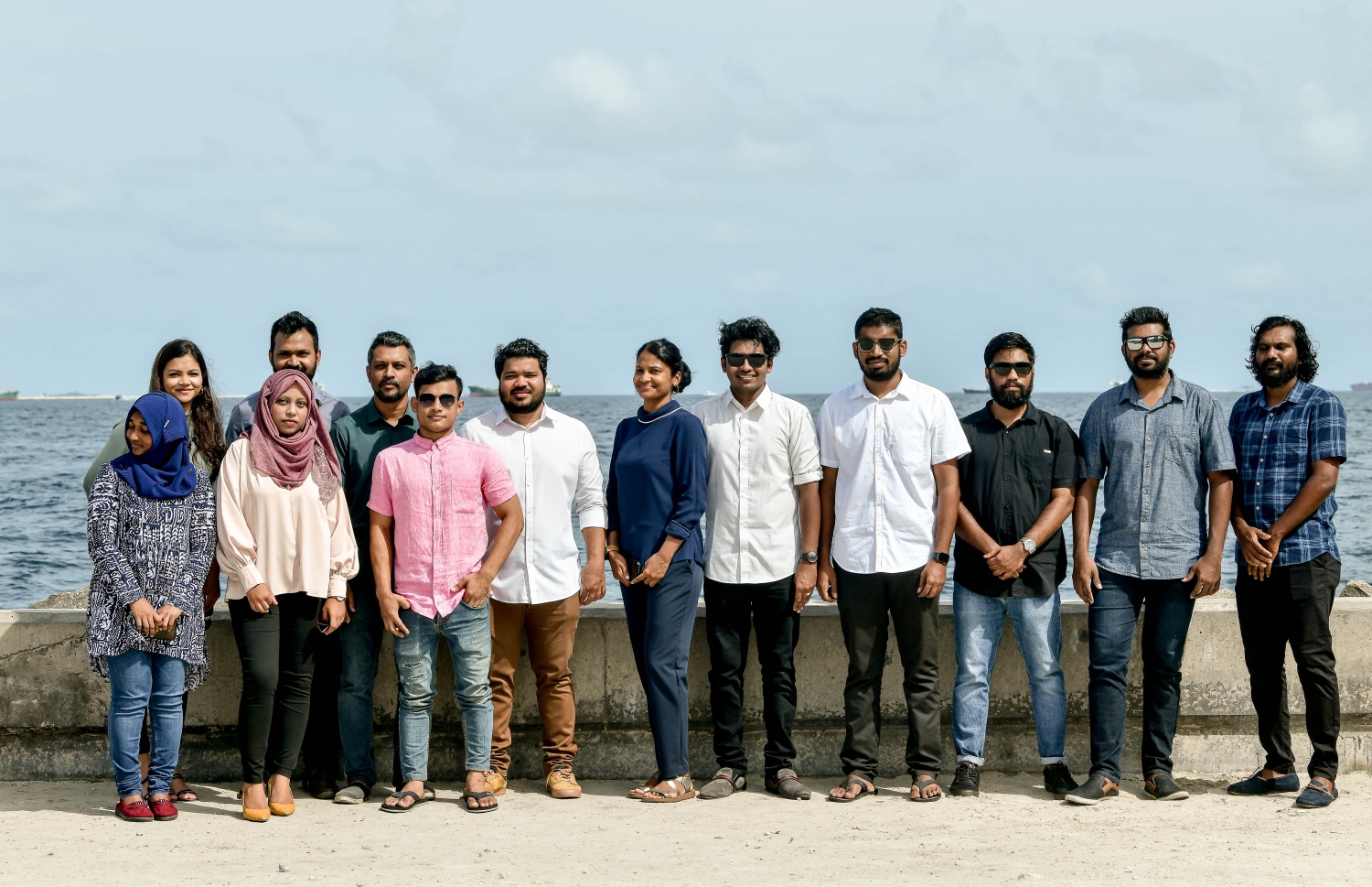 "މިހާރު" ގެ ސޭލްސް ޓީމާއި ބައެއް އެހެން މުވައްޒަފުން މިއަދު ފޮޓޯއެއް ނަގަނީ.--- ފޮޓޯ: ނިޝާން އަލީ | މިހާރު