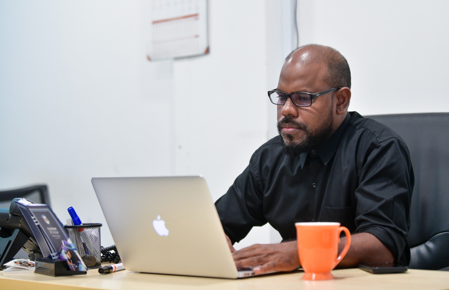 "މިހާރު"ގެ މެނޭޖިން އެޑިޓަރު އަހުމަދު ހަމްދޫން މިއަދު ނިއުސްރޫމްގައި މަސައްކަތްކުރަނީ-- ފޮޓޯ: ނިޝާން އަލީ | މިހާރު