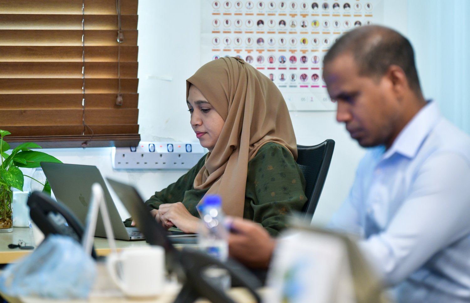 "މިހާރު"ގެ ސީނިއާ އެސިސްޓެންޓް އެޑިޓަރުން ކަމަށްވާ ނިއުމަތުﷲ އިދްރީސް އަދި ފަޒީނާ އަހުމަދު ނިއުސްރޫމްގައި މިއަދު މަސައްކަތުގައި -- ފޮޓޯ: ނިޝާން އަލީ | މިހާރު