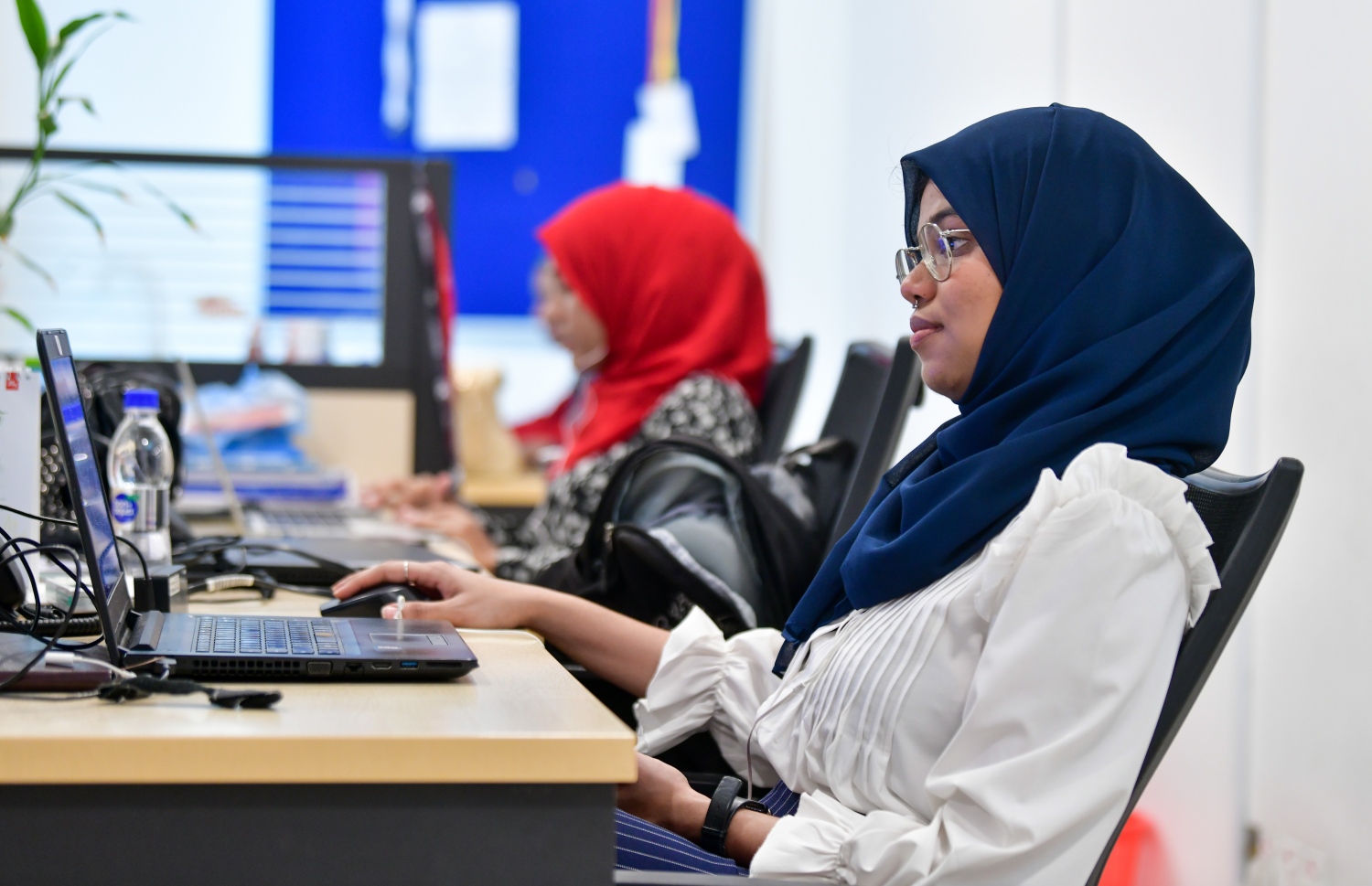 "މިހާރު" އިން ނެރޭ "ދަ އެޑިޝަން"ގެ ނޫސްވެރިޔާ ލަމްޔާ އަބްދުﷲ މިއަދު ނިއުސްރޫމްގައި.--- ފޮޓޯ: ނިޝާން އަލީ | މިހާރު