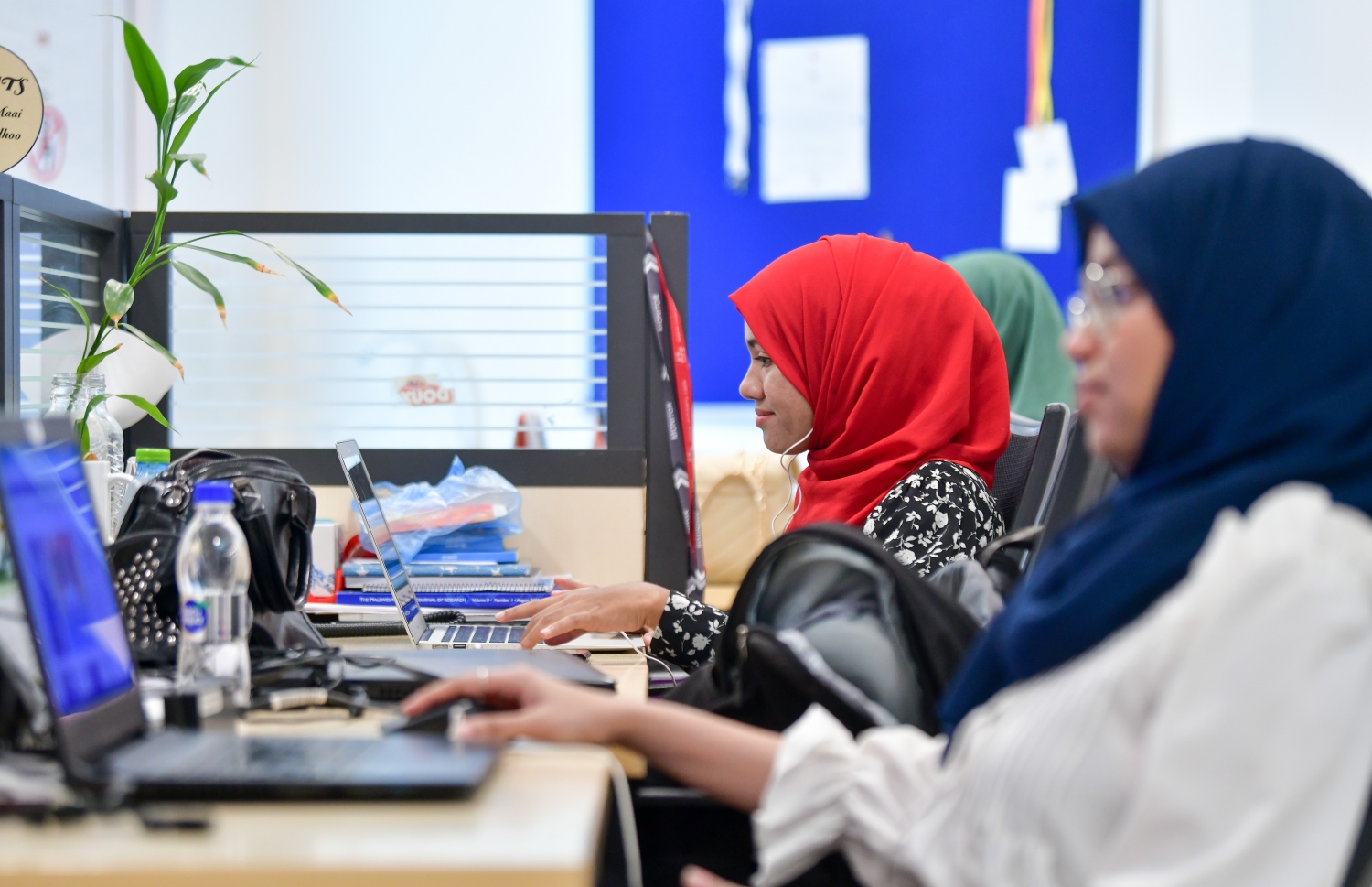 "މިހާރު" ގެ ބައެއް ނޫސްވެރިން މިއަދު މަސައްކަތުގައި.---ފޮޓޯ: ނިޝާން އަލީ| މިހާރު