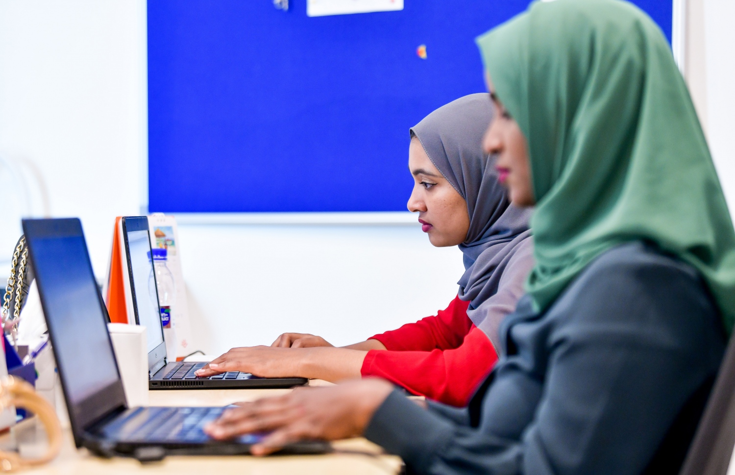 'މިހާރު" ގެ ބިޒްނަސް ޑިޕާޓްމަންޓުގެ ނޫސްވެރިން ޝާނާ މުހައްމަދު (ވ) އަދި އައިޝަތު ޖަޒްލީ ނިއުސްރޫމުގައި މިއަދު މަސައްކަތް ކުރަނީ.--- ފޮޓޯ: ނިޝާން އަލީ | މިހާރު