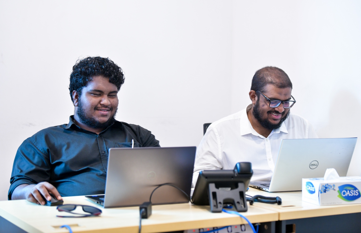 "މިހާރު" ކުޅިވަރު ނޫސްވެރިޔާ ހުސައިން ހަބީބު (ކ) އާއި ވިޔަފާރި ރިޕޯޓަރު އަހުމަދު އަރުޝަމް މިއަދު ނިއުސް ރޫމުގައި.---ފޮޓޯ: ނިޝާން އަލީ| މިހާރު