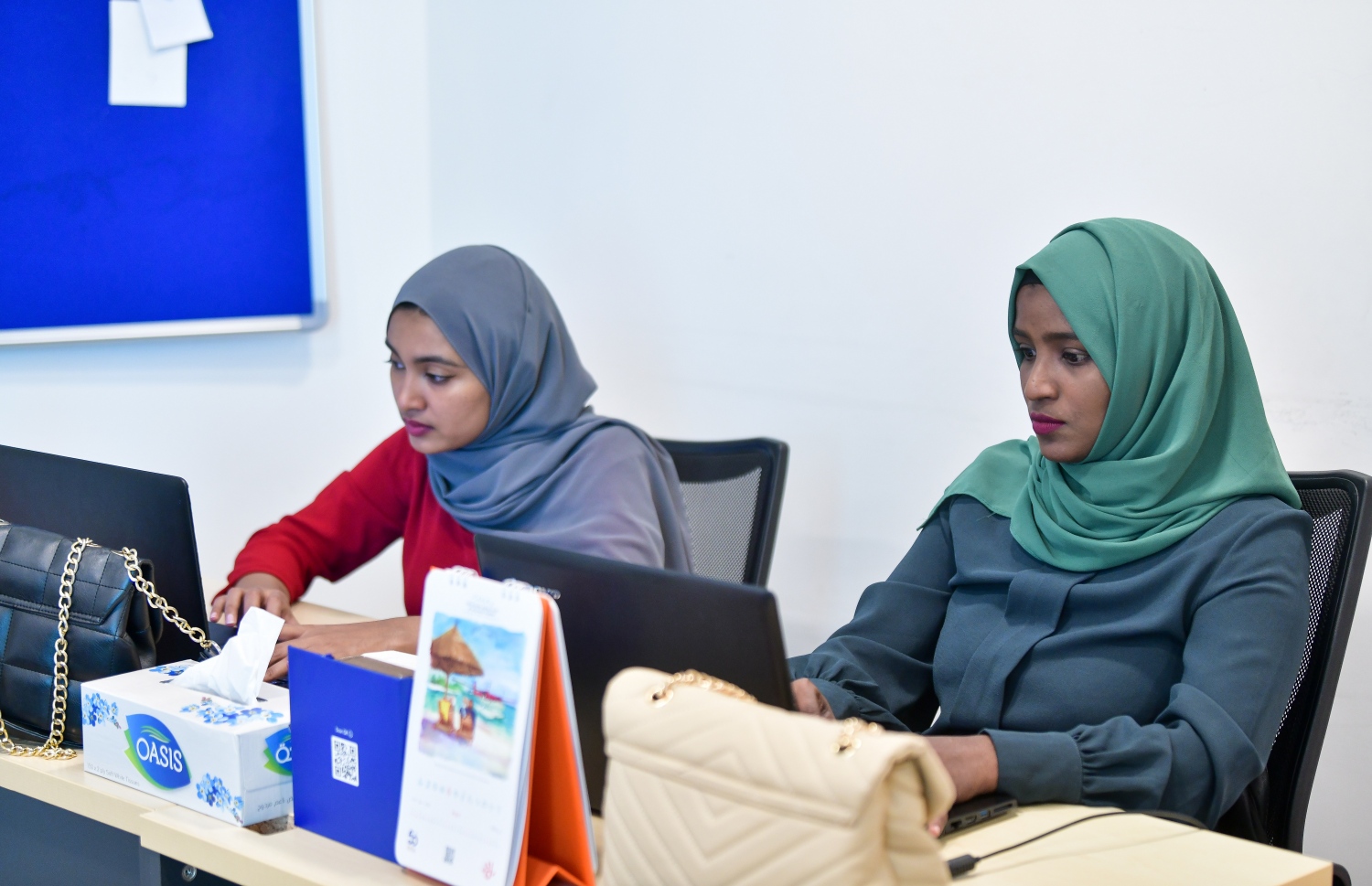 'މިހާރު" ގެ ބިޒްނަސް ޑިޕާޓްމަންޓުގެ ނޫސްވެރިން ޝާނާ މުހައްމަދު (ކ) އަދި އައިޝަތު ޖަޒްލީ ނިއުސްރޫމުގައި މިއަދު މަސައްކަތް ކުރަނީ.--- ފޮޓޯ: ނިޝާން އަލީ | މިހާރު