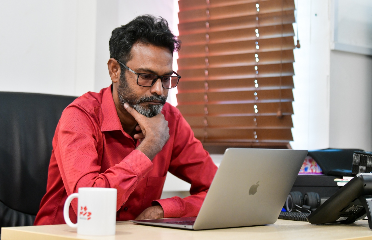 "މިހާރު"ގެ އެޑިޓަރު އިސްމާއިލް ނަސީރު ނިއުސްރޫމުގައި މިއަދު މަސައްކަތް ކުރަނީ.--- ފޮޓޯ: ނިޝާން އަލީ | މިހާރު