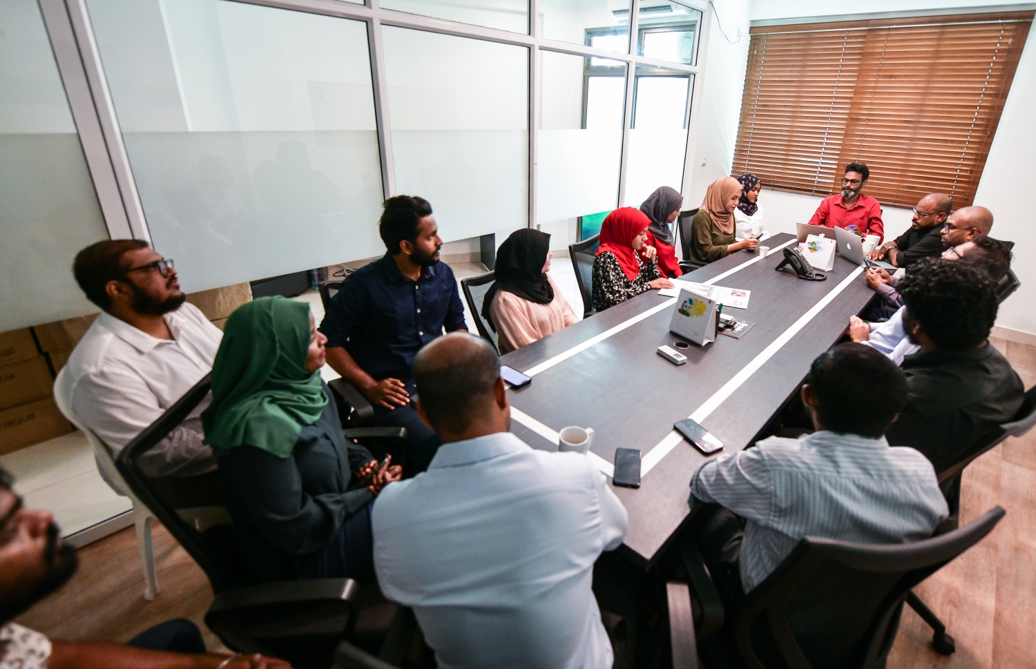 މިއަދުގެ ޚަބަރުތަކާއި މައްސަލަތަކާ ގުޅޭ ގޮތުން "މިހާރު" ގެ ނޫސްވެރިން މިއަދު މަޝްވަރާ ކުރަނީ: ކޮންމެ ދުވަހަކު ވެސް "މިހާރު" ގެ ނޫސްވެރިންގެ މަސައްކަތް ފެށެނީ މި ބައްދަލުވުމުން.---ފޮޓޯ: ނިޝާން އަލީ| މިހާރު