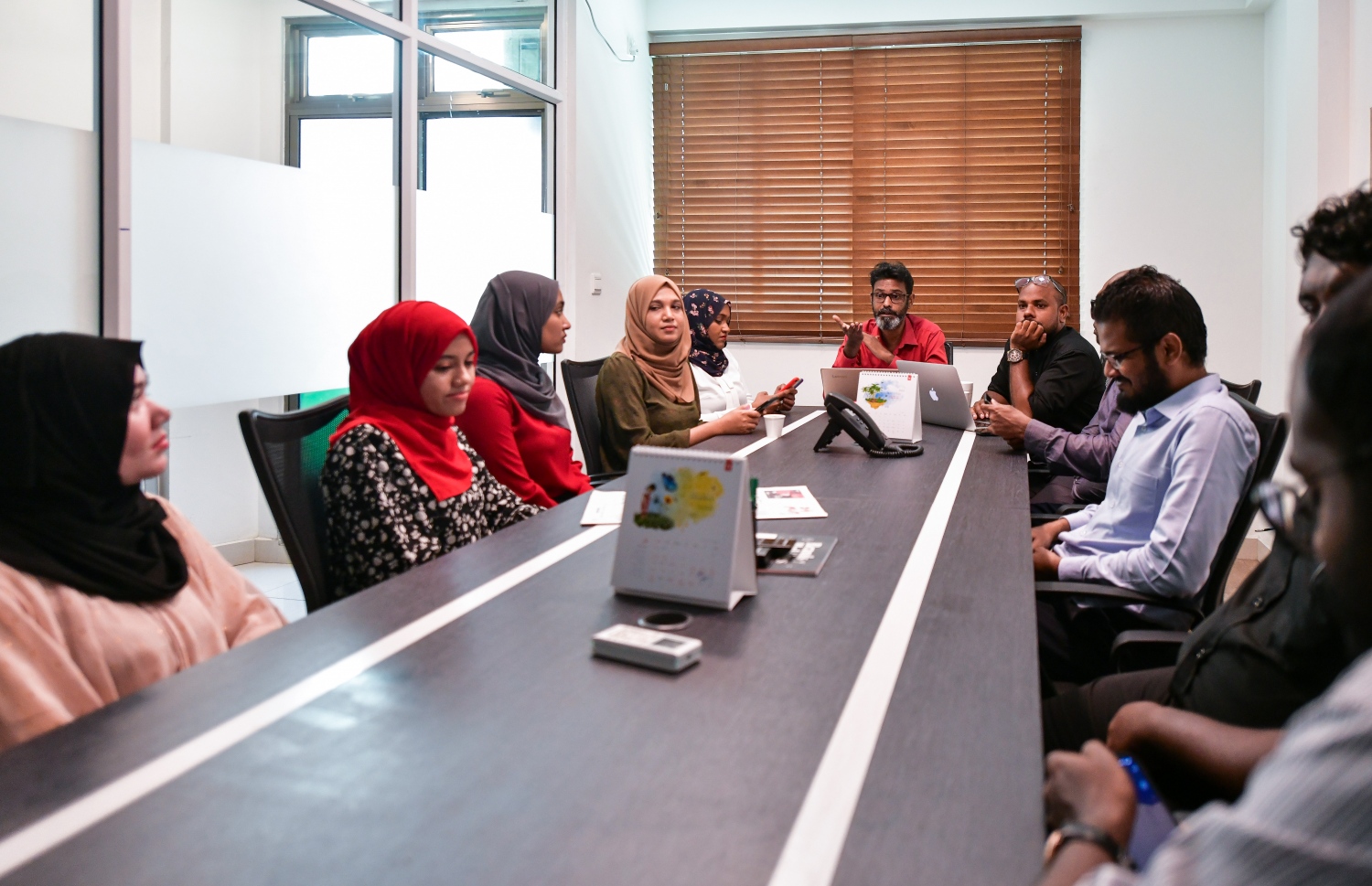 ދުވަހުގެ ޚަބަރުތަކާއި މައްސަލަތަކާ ގުޅޭ ގޮތުން ކޮންމެ ދުވަހެއްގެ ހެނދުނު ބާއްވާ ބްރީފިން މީޓިންގައި ނޫސްވެރިން ބައިވެރިވަނީ: ކޮންމެ ދުވަހަކު ވެސް "މިހާރު" ގެ ނޫސްވެރިންގެ މަސައްކަތް ފެށެނީ މި ބައްދަލުވުމުން.---ފޮޓޯ: ނިޝާން އަލީ| މިހާރު