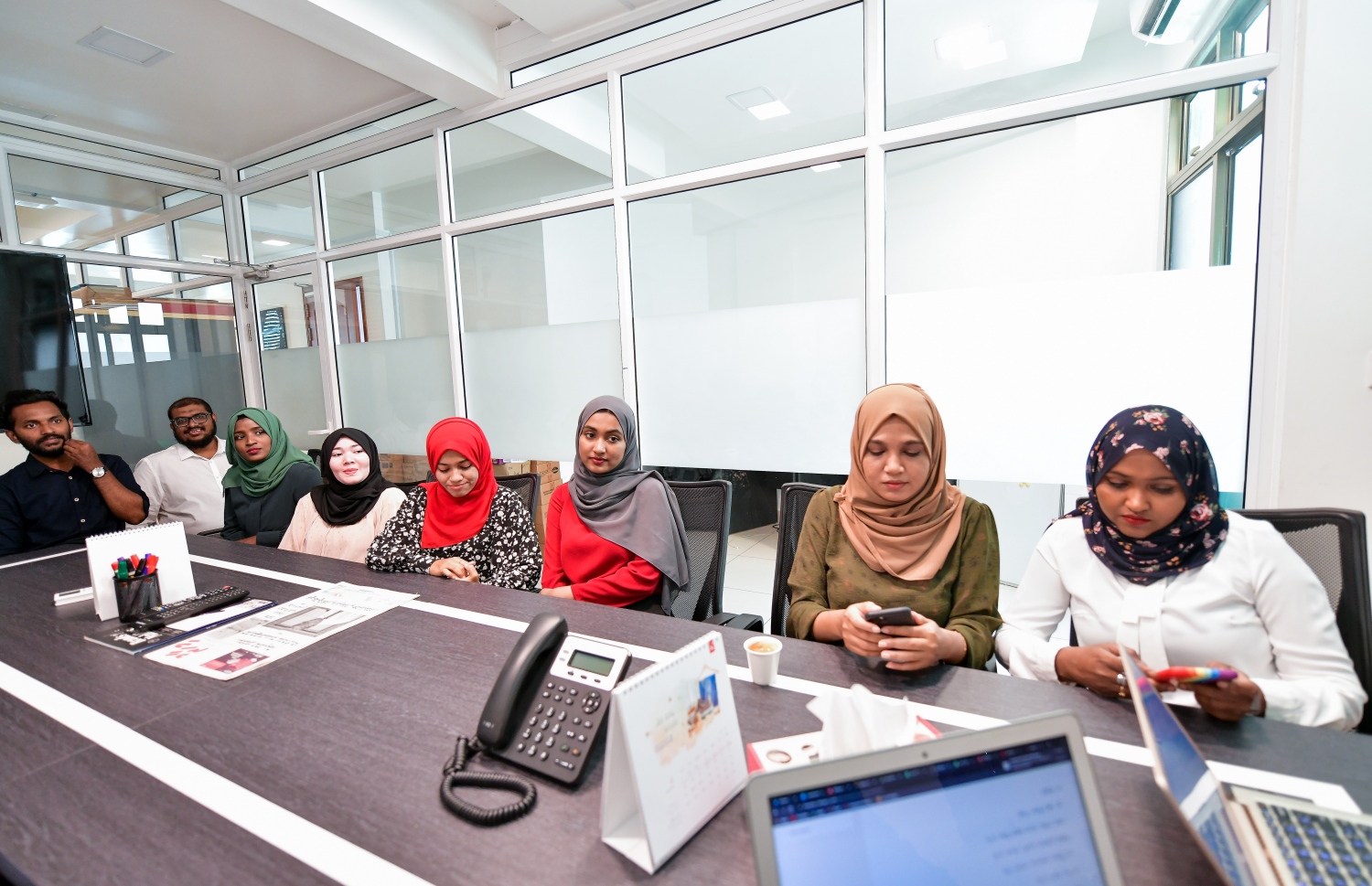 ދުވަހުގެ ޚަބަރުތަކާއި މައްސަލަތަކާ ގުޅޭ ގޮތުން ކޮންމެ ދުވަހެއްގެ ހެނދުނު ބާއްވާ ބްރީފިން މީޓިންގައި ނޫސްވެރިން ބައިވެރިވަނީ: ކޮންމެ ދުވަހަކު ވެސް "މިހާރު" ގެ ނޫސްވެރިންގެ މަސައްކަތް ފެށެނީ މި ބައްދަލުވުމުން.---ފޮޓޯ: ނިޝާން އަލީ| މިހާރު