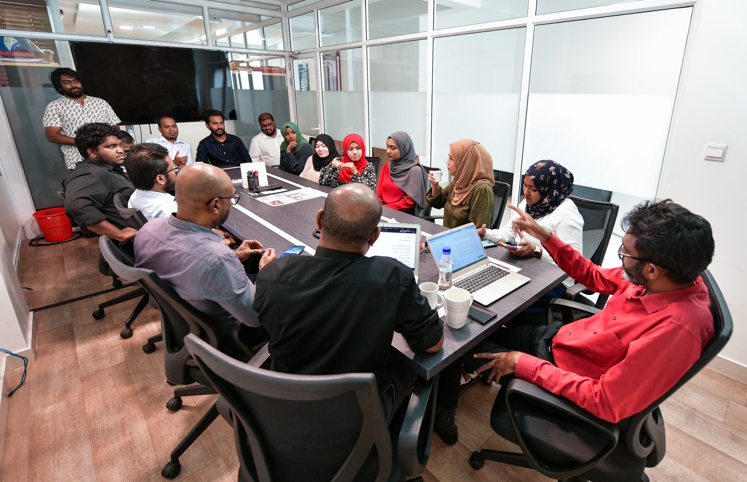 "މިހާރު" ގެ ނޫސްވެރިންގެ ޑެއިލީ ބްރީފިންގައި އެޑިޓަރު އިސްމާއިލް ނަސީރު މިއަދު ނޫސްވެރިންނާ ވާހަކަ ދައްކަނީ.---ފޮޓޯ: ނިޝާން އަލީ| މިހާރު