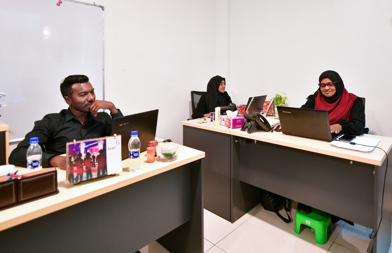 "މިހާރު" ގެ އެޑްމިން އާއި އެކައުންޓްސް ޑިޕާޓްމަންޓުގެ މުވައްޒަފުން މަސައްކަތުގައި.---ފޮޓޯ: ނިޝާން އަލީ| މިހާރު