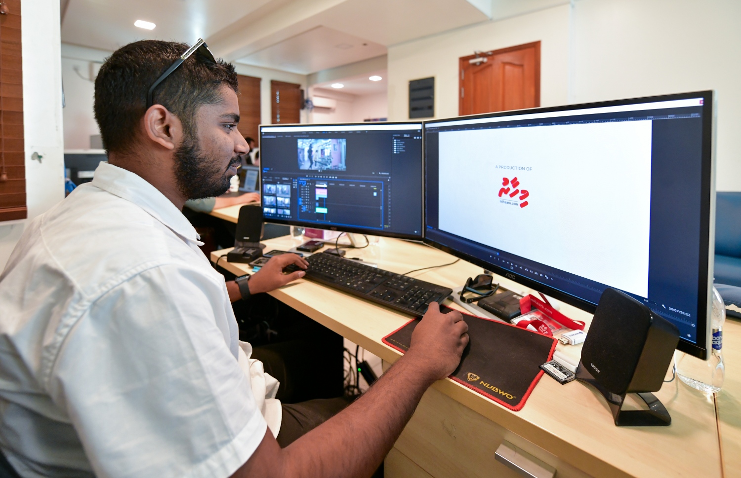 "މިހާރު" ގެ ވީޑިއޯ ގްރާފަރު ވިޝާހު ޒަރީރު ވީޑިއޯއެއް އެޑިޓް ކުރުމުގެ މަސައްކަތް މިއަދު ކުރަނީ.-- ފޮޓޯ: ނިޝާން އަލީ /މިހާރު