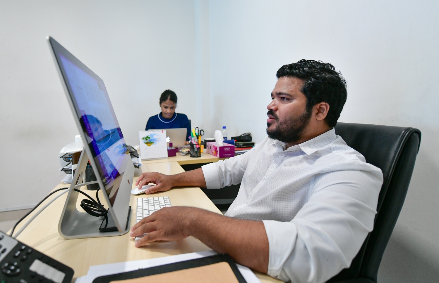 "މިހާރު" ގެ ހެޑް އޮފް ސޭލްސް އެންޑް މާކެޓިން އިސްމާއިލް ޝިއުތު(ކ) އަދި އެކައުންޓް މެނޭޖަރު އުޝާ މާހިރު މިއަދު މަސައްކަތް ކުރަނީ.-- ފޮޓޯ: ނިޝާން އަލީ /މިހާރު