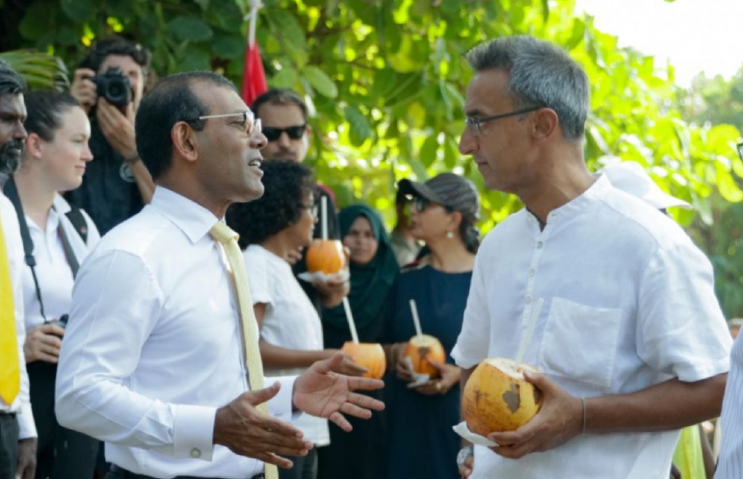 ސޮނެވާގެ ސީއީއޯ ސޯނޫ، މަޖިލީހުގެ ރައީސް މުހައްމަދު ނަޝީދާ އެކު: ސޮނެވާފުށިން ރާޖަޕަކްސާގެ އާއިލާ އަށް ވިލާއެއް ވިއްކަން ހުށަހެޅުއްވީ ނަޝީދު ކަމަށް ތުހުމަތުކުރޭ.