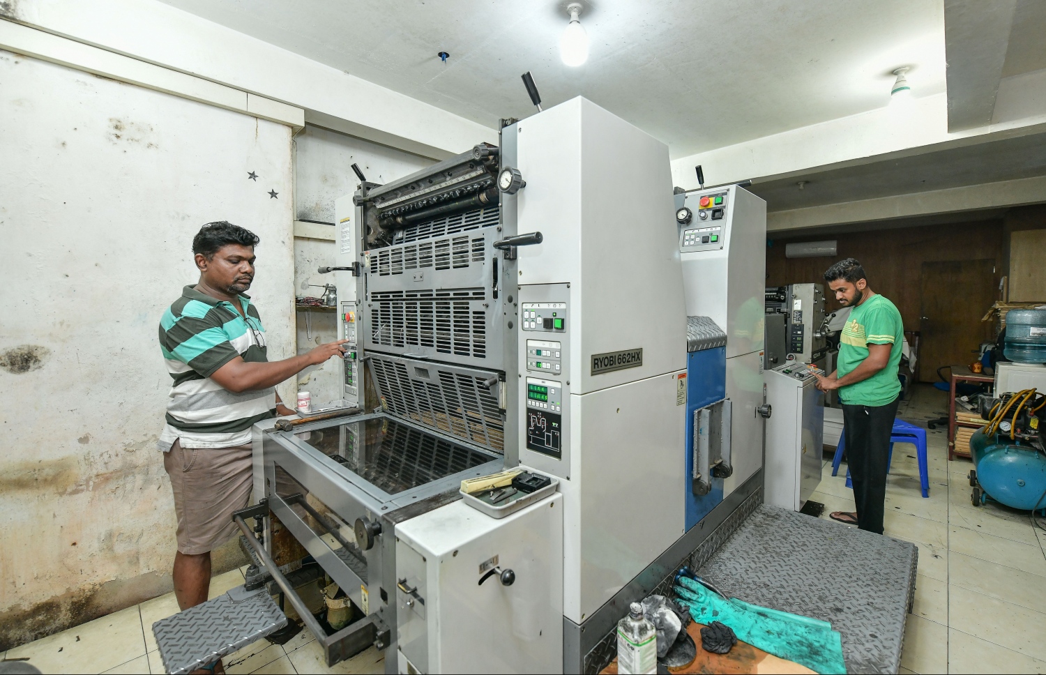 "މިހާރު" ނޫހުގެ މިއަދުގެ އަދަދު ޗާޕްކުރުމުގައި ދެ މުވައްޒަފަކު ހަރަކާތްތެރިވަނީ: "މިހާރު" އަކީ ރާއްޖޭގައި ނެރޭ ހަމައެކަނި ޕްރިންޓް ނޫސް.---ފޮޓޯ: ނިޝާން އަލީ| މިހާރު